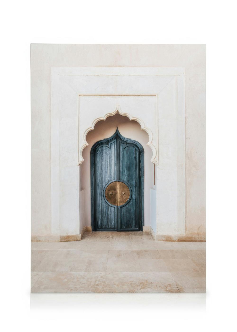 Marokkanische Tür in leuchtendem Blau mit goldenen Verzierungen, umgeben von einem hellen, gewölbten Rahmen im Stil der arabisch
