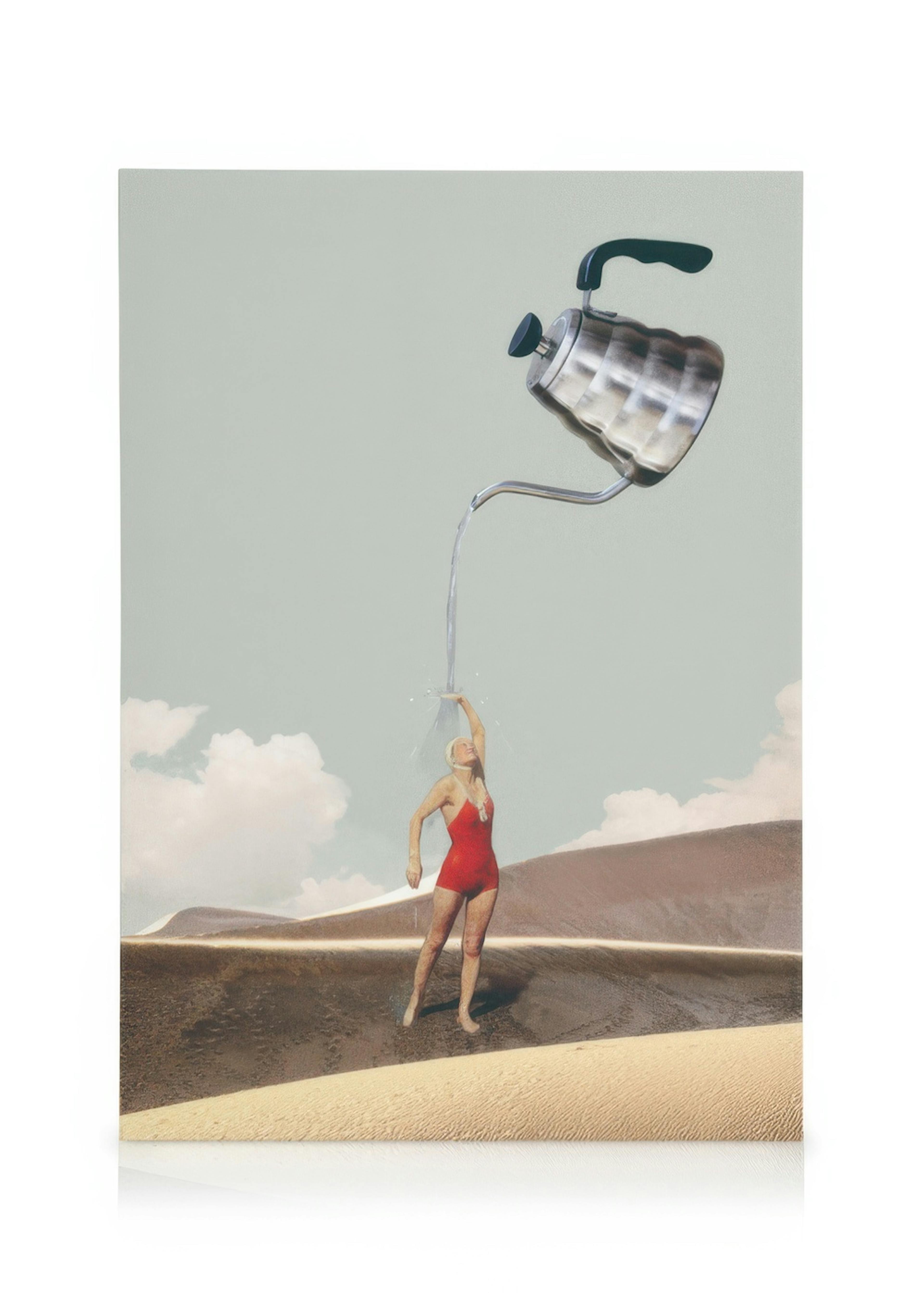Surrealistische canvas van vrouw in rood badpak die water opvangt uit zwevende zilveren theepot in woestijnlandschap