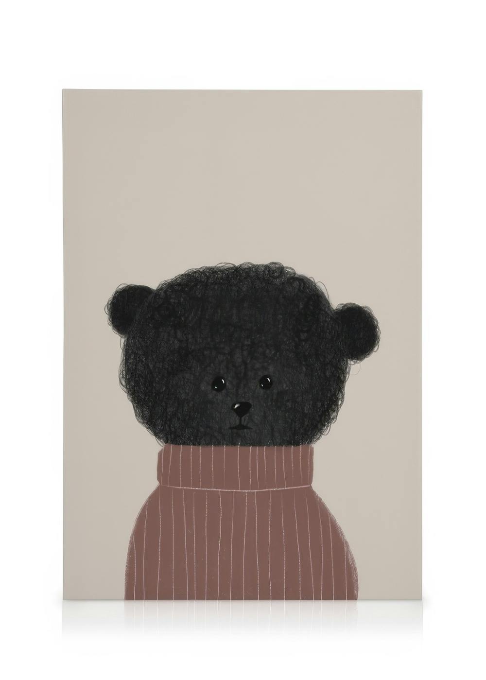 Getextureerde illustratie van een zwart beertje met bruinrode coltrui op een beige achtergrond, kinderkamer kunst