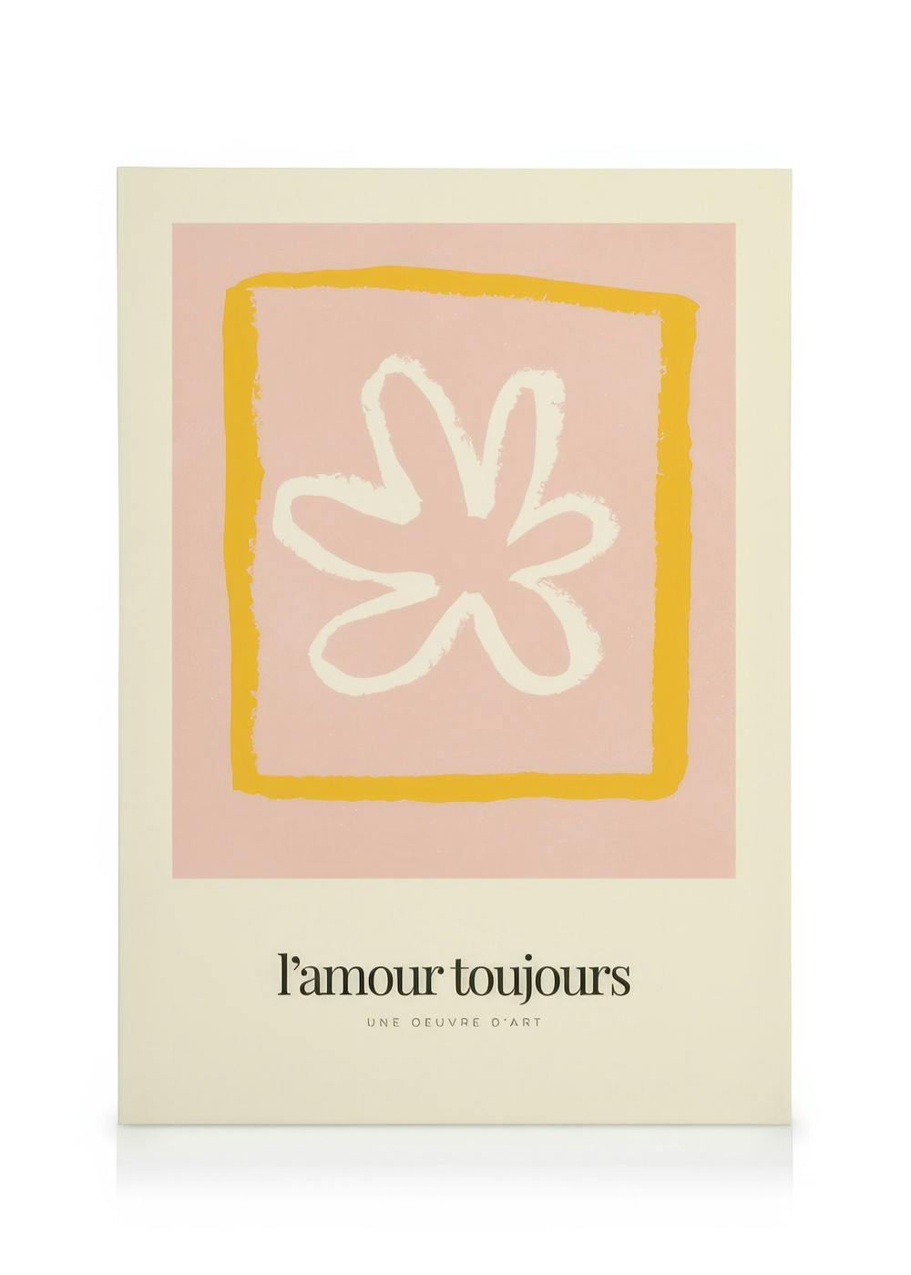 Obraz na płótnie Toujours: różowy kwadrat, biały kwiat, żółte obramowanie, beżowe tło.