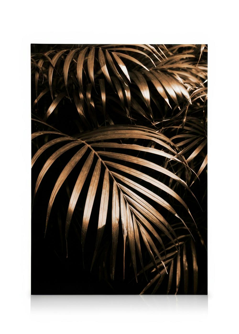 Gyldent botanisk lerret med detaljerte brune palmeblader i lag, mot en mørk bakgrunn som fremhever varme farger.