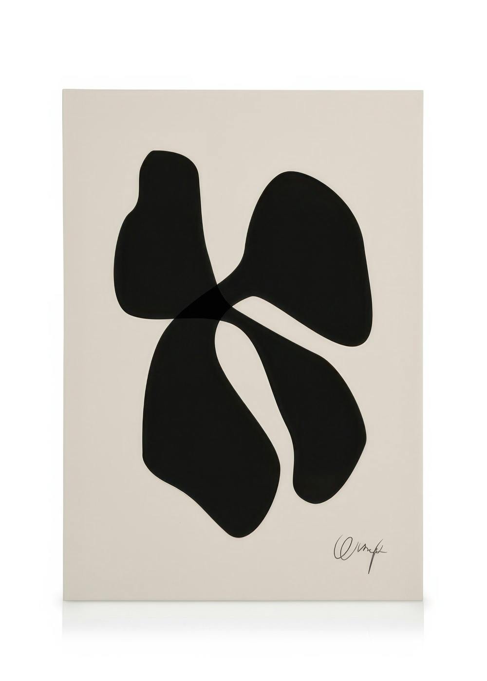 Monochromatický abstraktný obraz na plátne s čiernymi organickými tvarmi na svetlom pozadí.