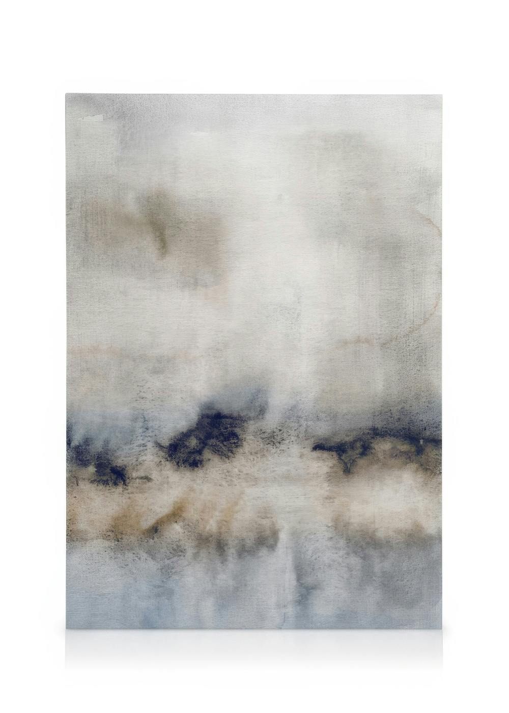 Toile abstraite à laquarelle avec dégradés de bleu, beige et gris, effet paysage diffus, typographie douce.