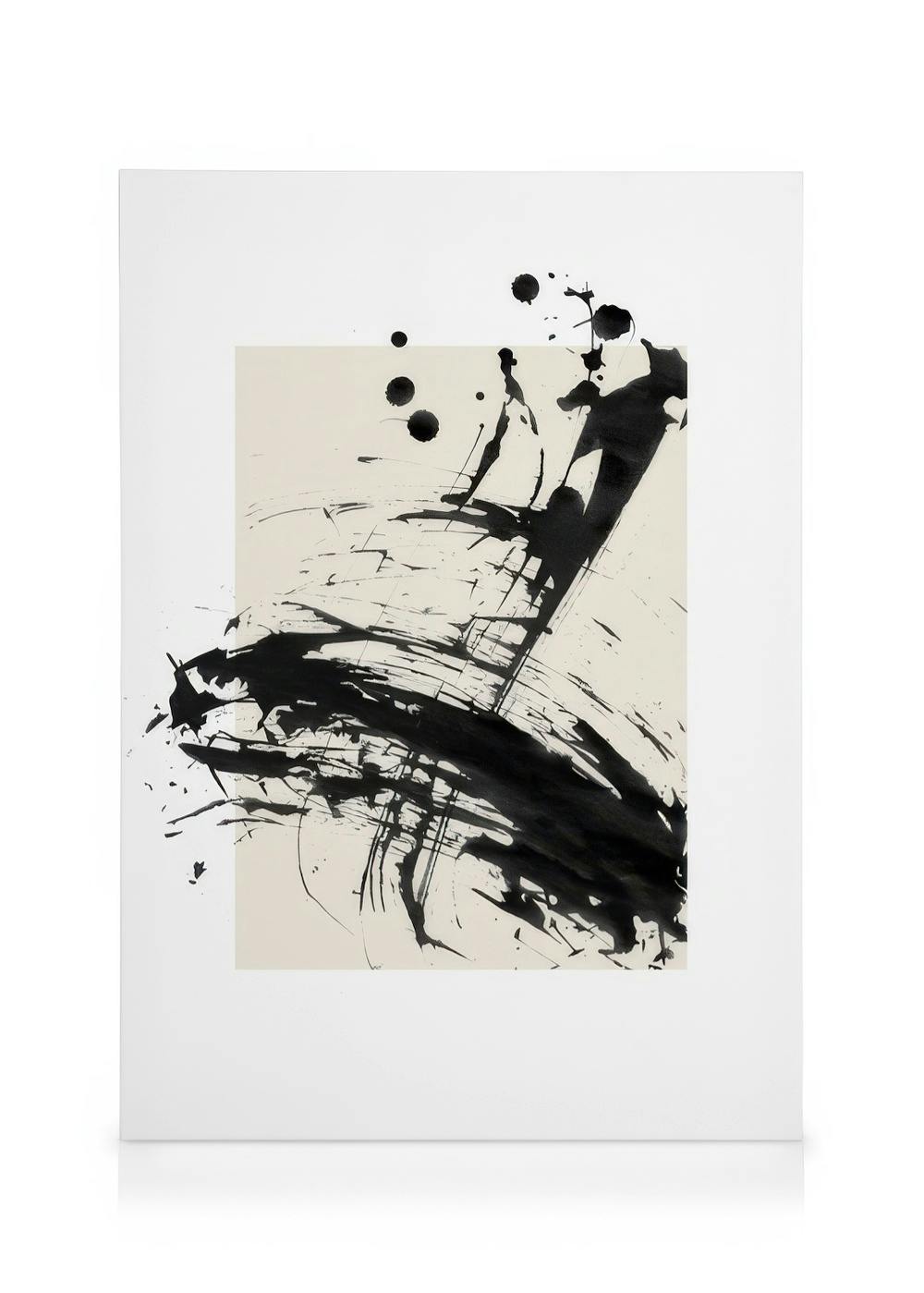 Abstraktes Leinwandbild mit schwarzen Tintenflecken und Pinselstrichen auf beigem Hintergrund, minimalistischer Stil.