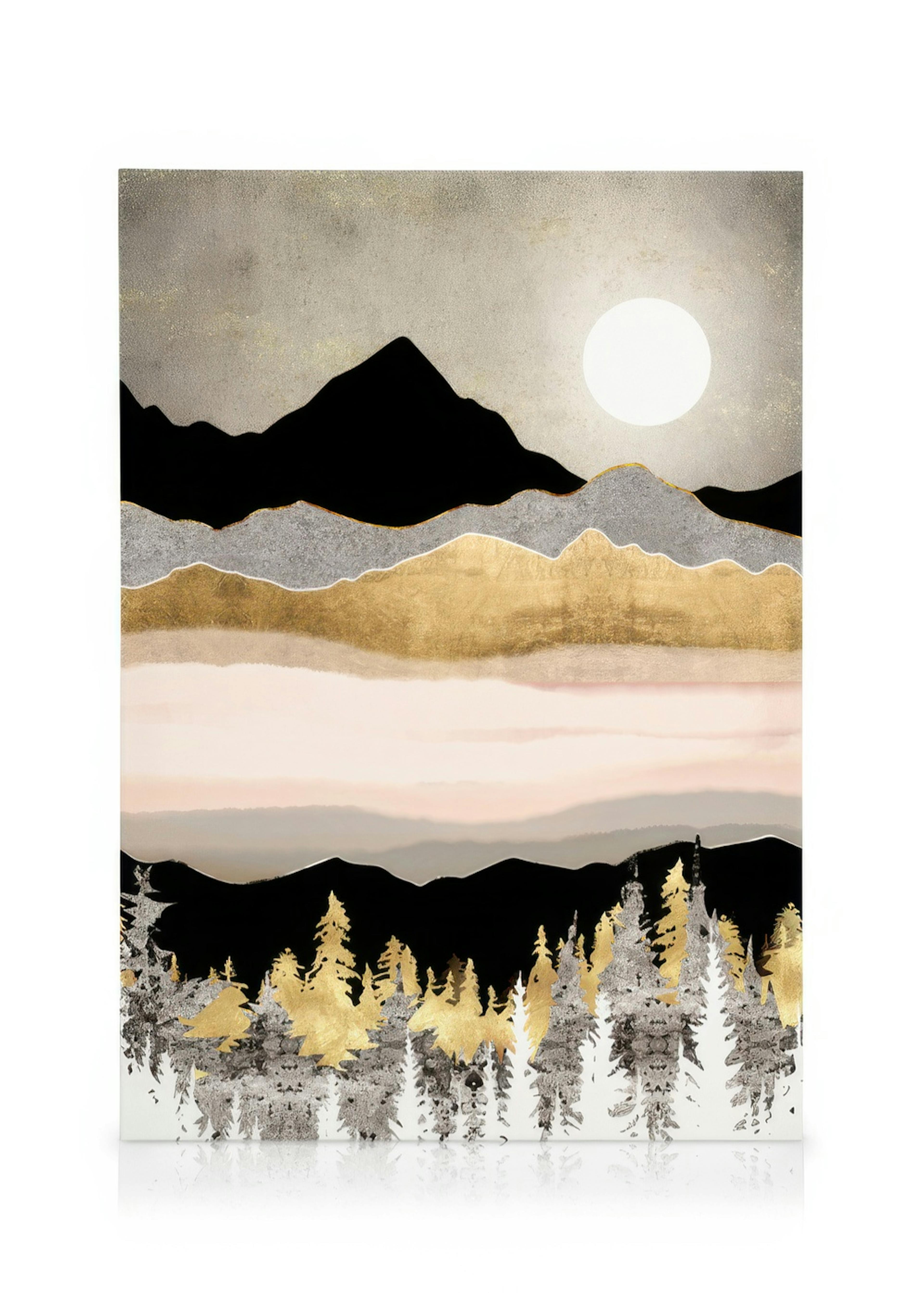 Abstrakt vinterlandskap med berg, fullmåne och skog i guld, svart och beige nyanser. Minimalistisk naturkonst.