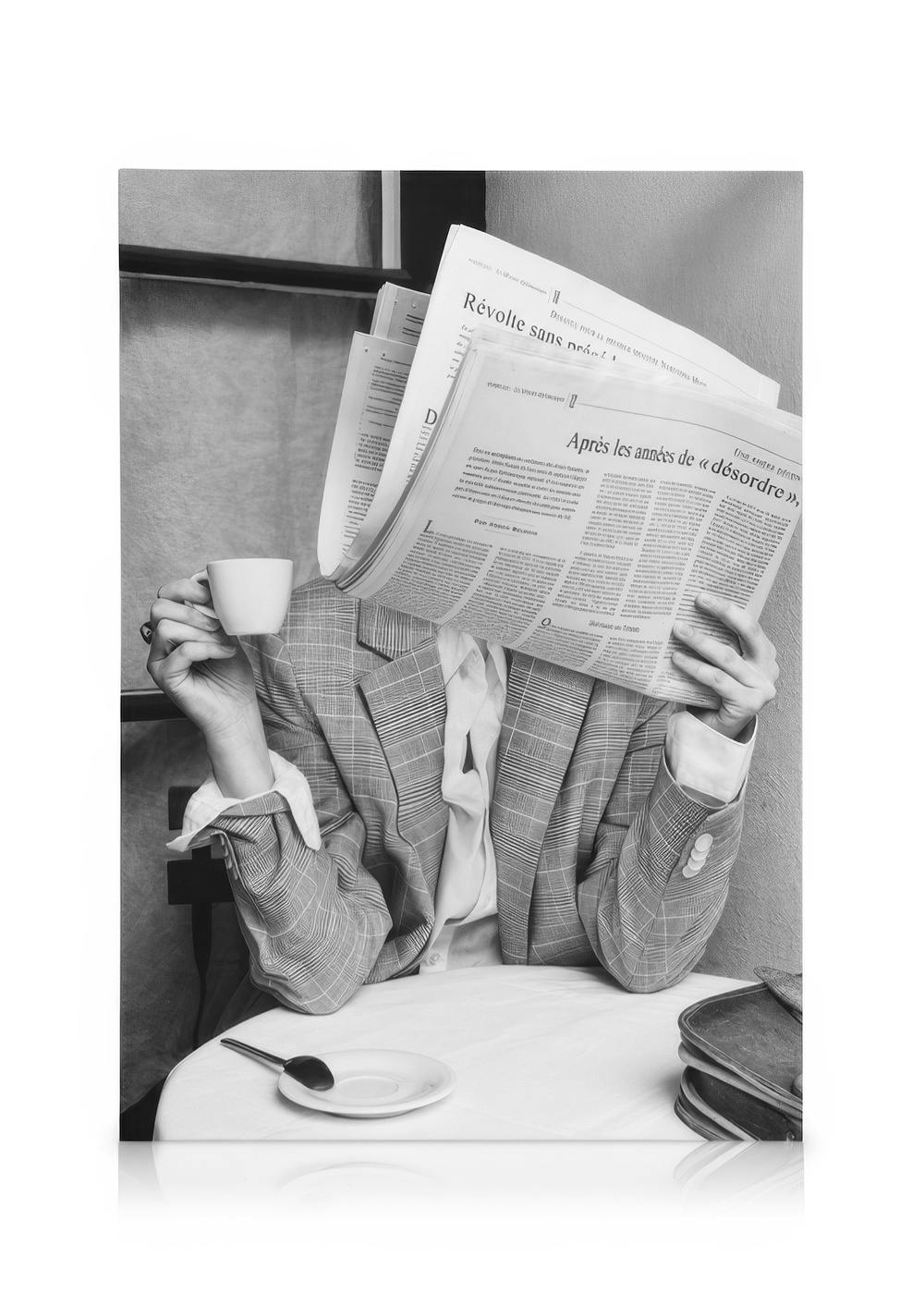 Schwarz-Weiss-Abbildung einer Person, die am Tisch sitzt, Kaffee trinkt und eine Zeitung liest