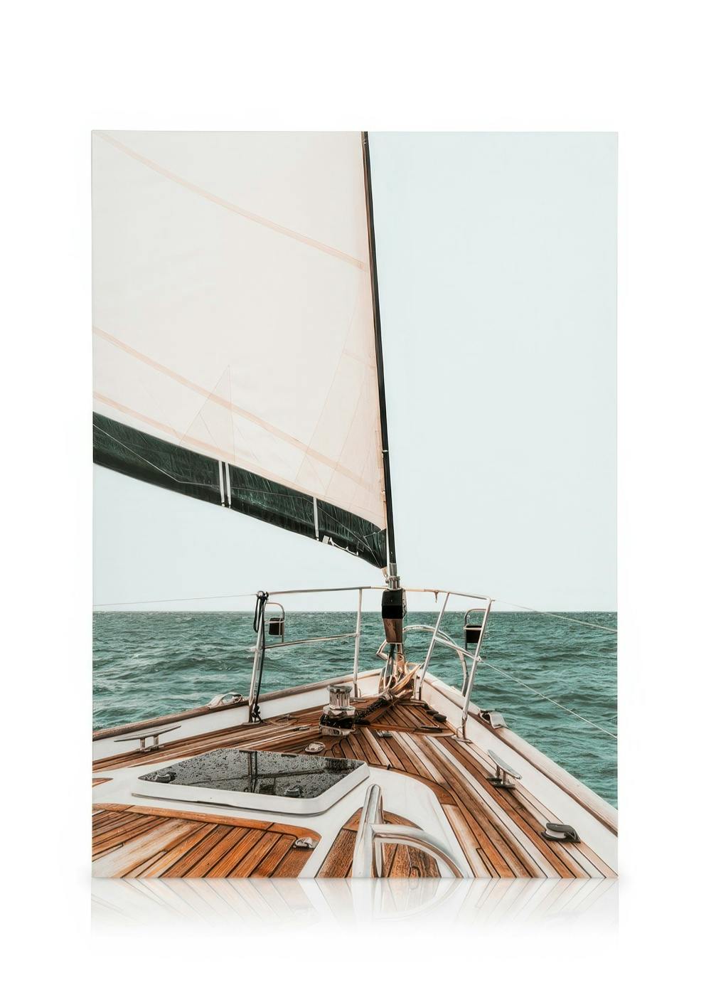 Toile montrant le pont dun voilier avec plancher en bois et voile blanche sur mer et ciel bleus, bateau voilier