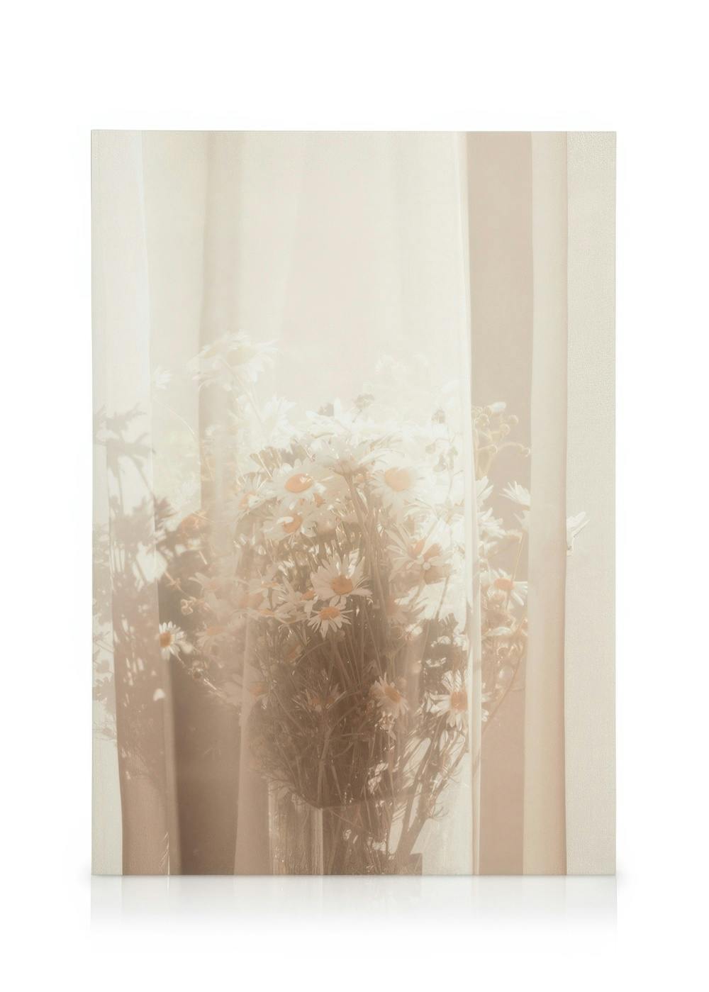 Lienzo de un jarrón con margaritas detrás de una cortina transparente, con efecto borroso y onírico, tonos pastel.