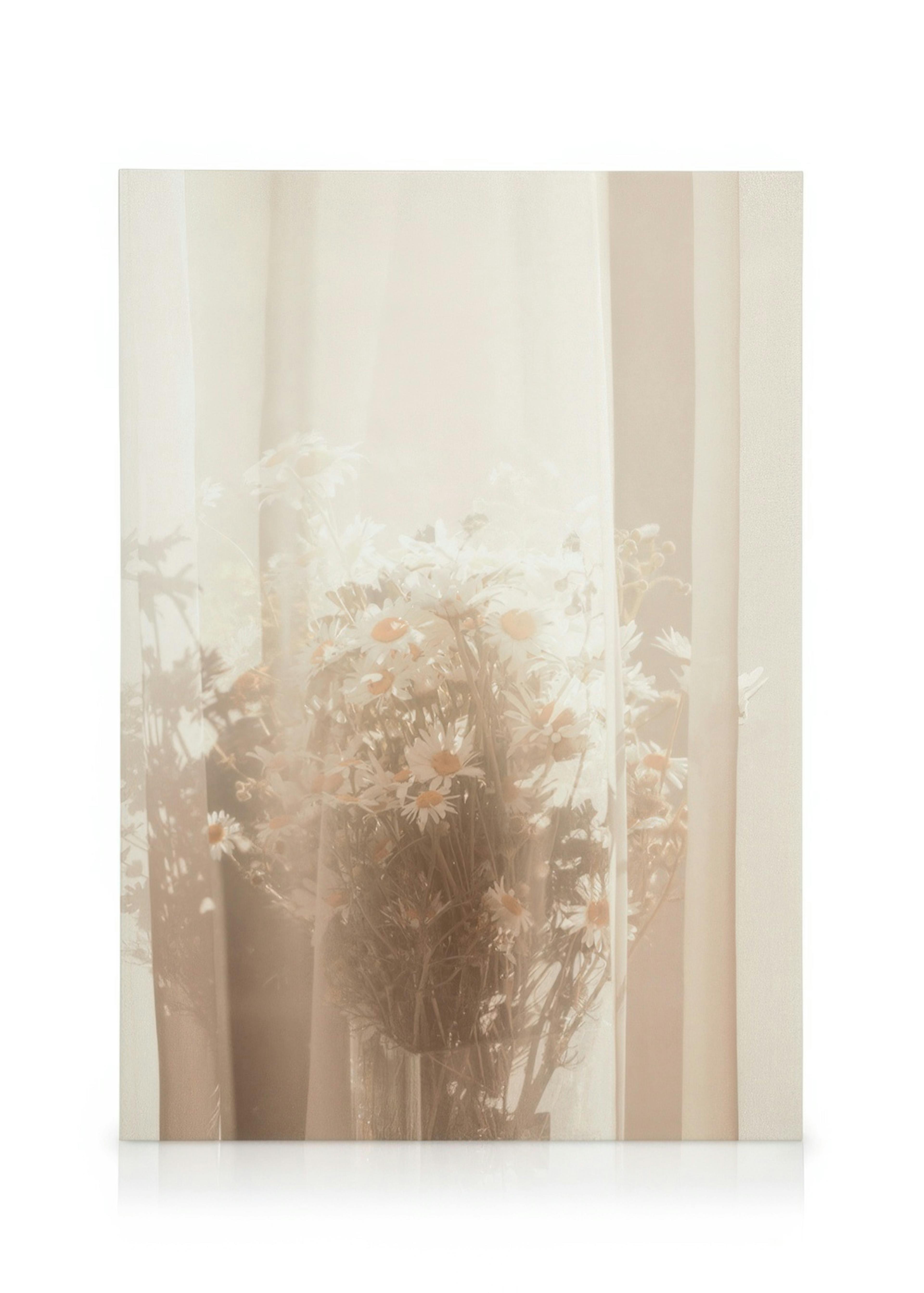 Lienzo de un jarrón con margaritas detrás de una cortina transparente, con efecto borroso y onírico, tonos pastel.