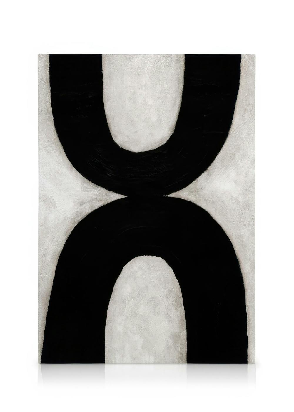 Lienzo gráfico con dos arcos gruesos negros sobre un fondo beige rugoso, creando un diseño UP and DOWN.