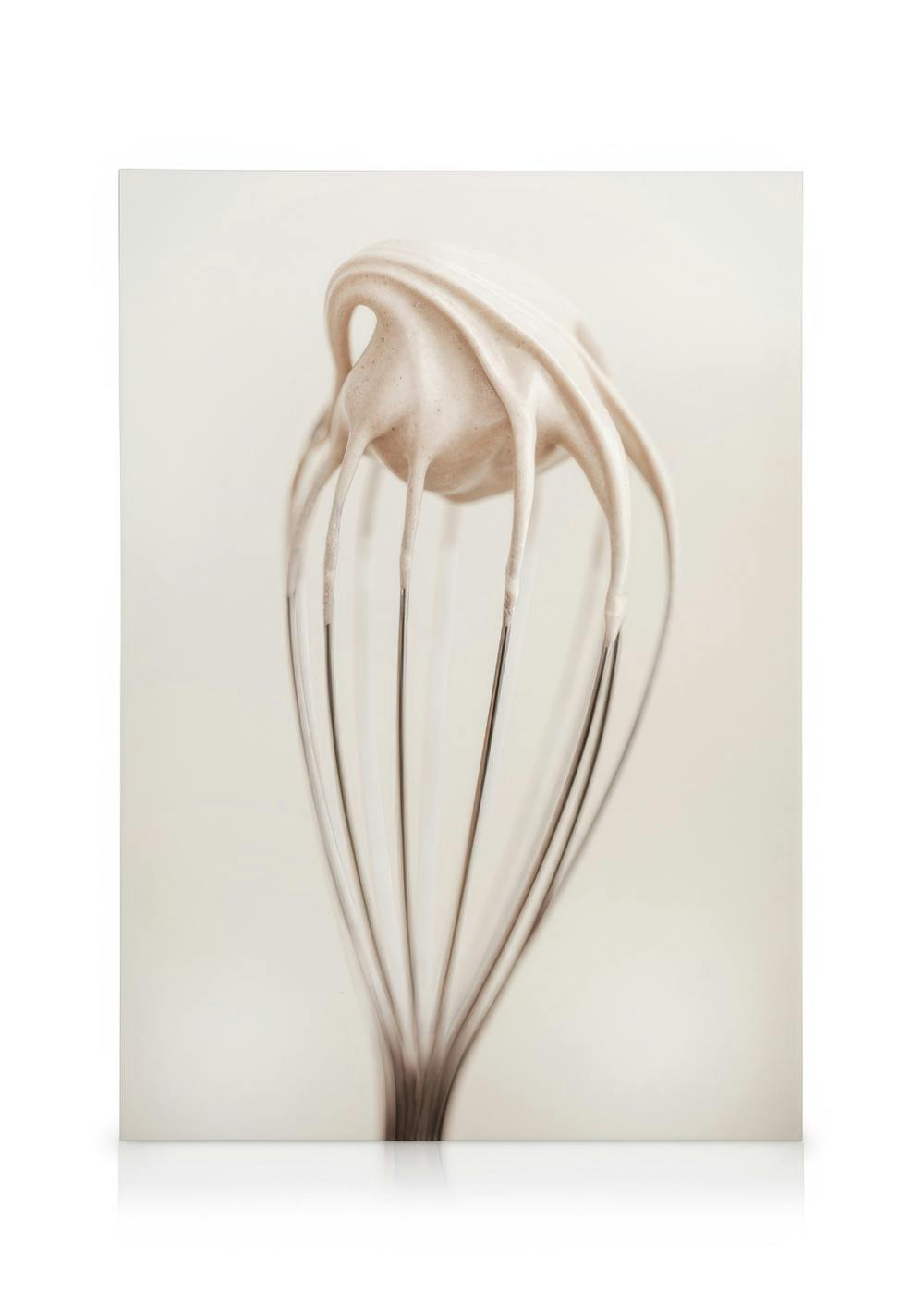 Toile de cuisine avec un fouet et de la crème blanche sur fond beige. Décoration murale pour amateurs de pâtisserie.