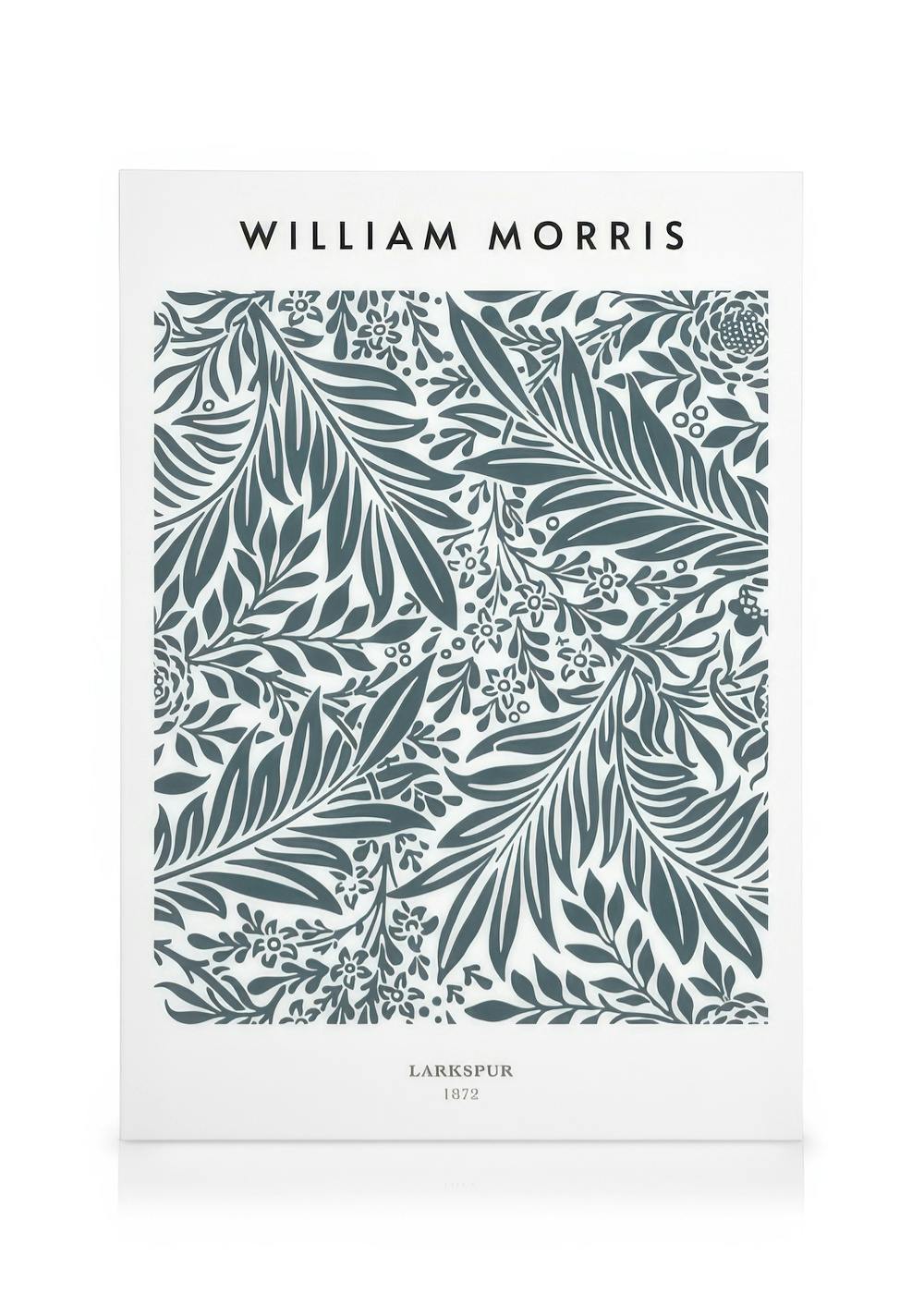 Stampa su tela William Morris Larkspur con foglie e fiori blu scuro su sfondo azzurro chiaro, motivo botanico simmetrico.