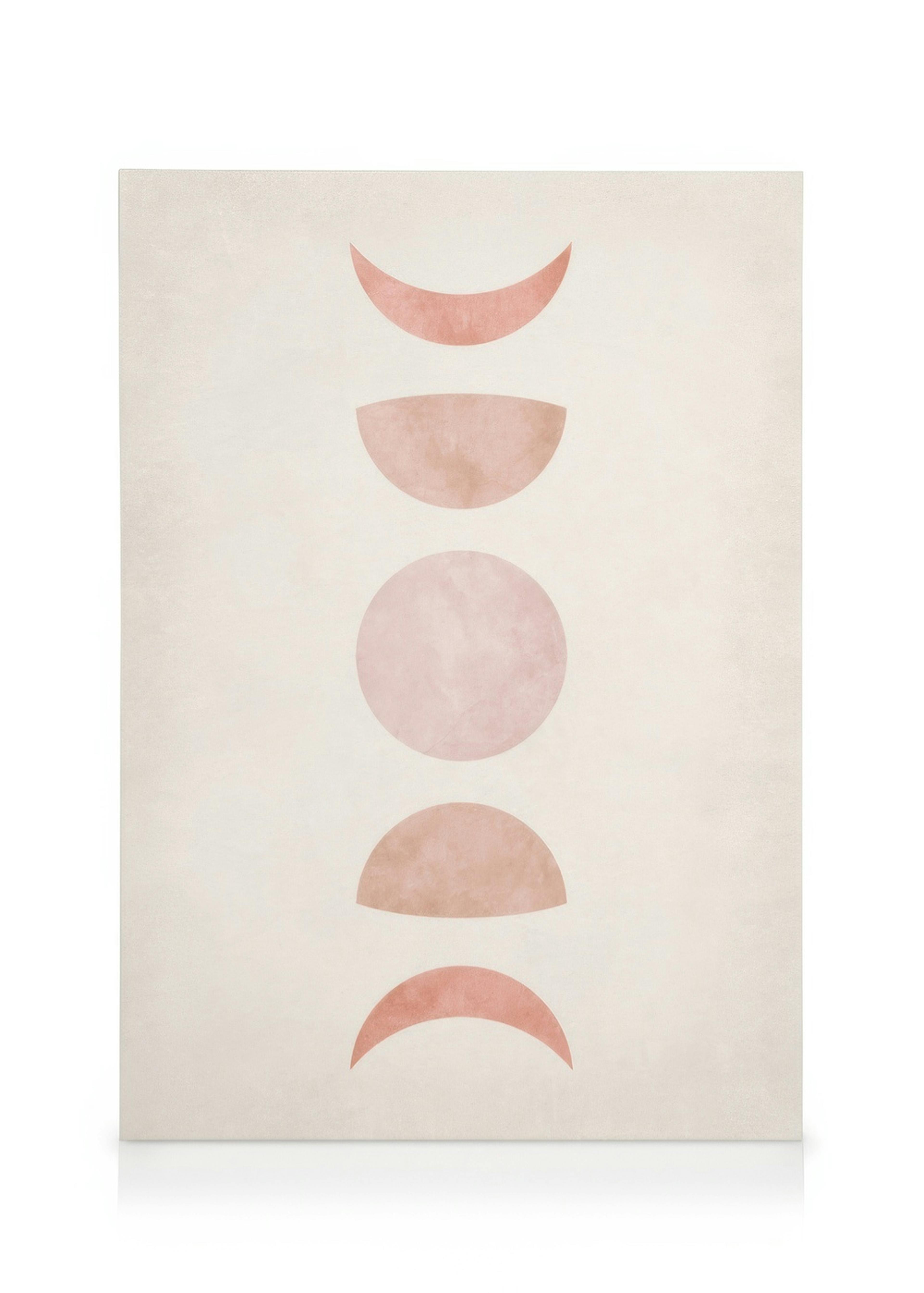 Tela decorativa com fases da lua em tons rosa e salmão, pendurada acima de um aparador de madeira numa sala minimalista.