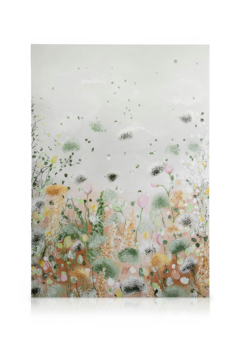 Abstract canvas met groene, roze en oranje spetters op een witte achtergrond, met bloemen en planten in zachte texturen.