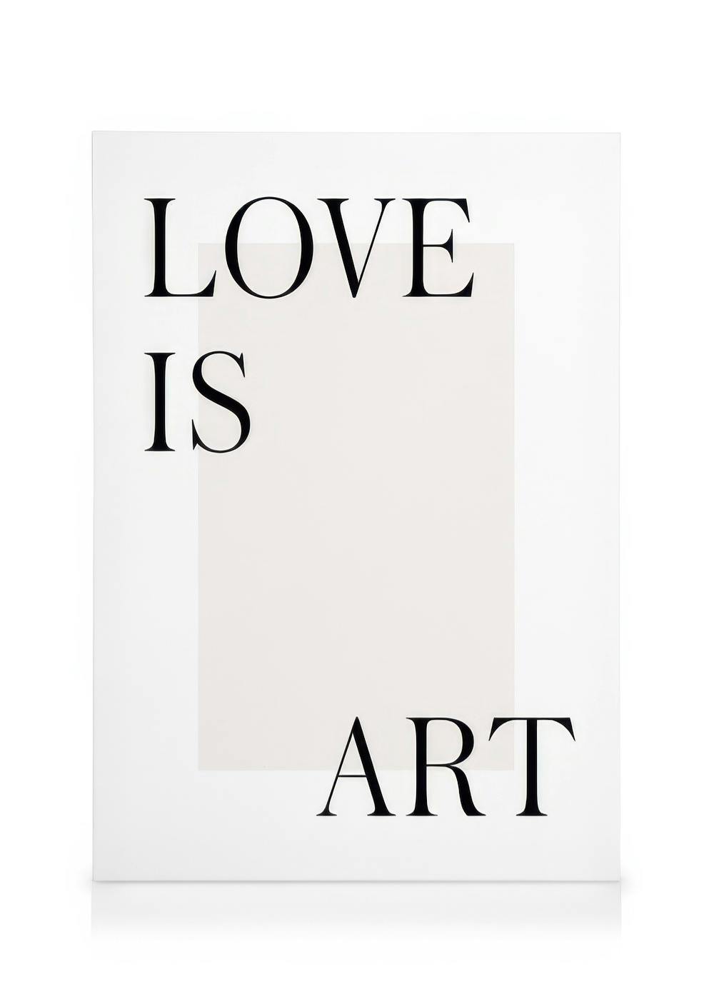 Stampa su tela Love Is Art con testo nero audace su sfondo bianco e un rettangolo grigio chiaro che copre parzialmente il testo.