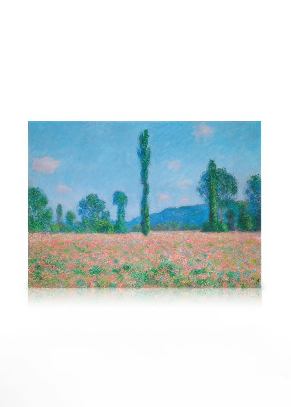 Monet valmueåker lerretsbilde med rosa/røde blomster, grønne trær og blå åser under en lyseblå himmel.