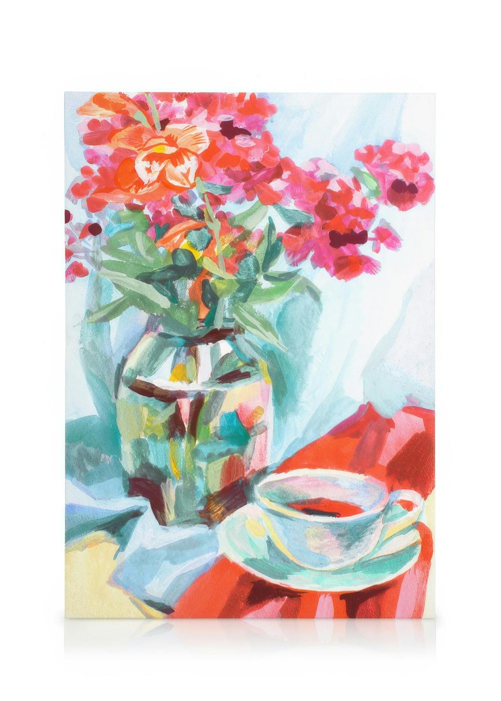 Leinwandbild mit roten und rosa Blumen in einer Vase und Teetasse auf weiß-blauem Hintergrund.