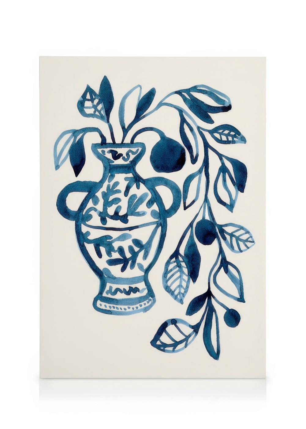 Jarrón decorativo azul y blanco con intrincados patrones y plantas de hojas y frutas, sobre lienzo.