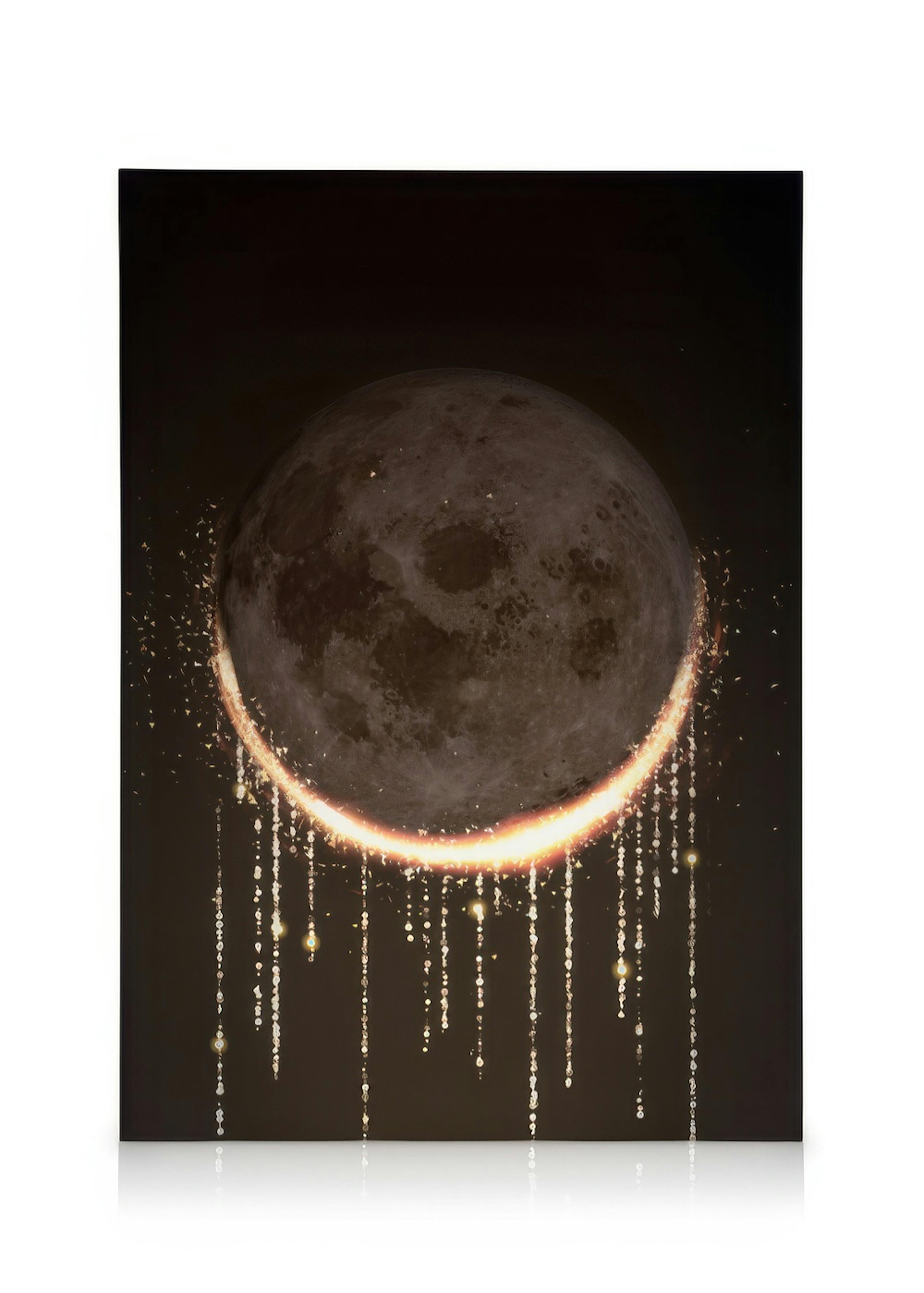Tumma kanvaasi, jossa on harmaa kuu ja sen ympärillä oranssinkeltaista valoa ja leijuvaa, alaspäin valuvaa glitteriä.