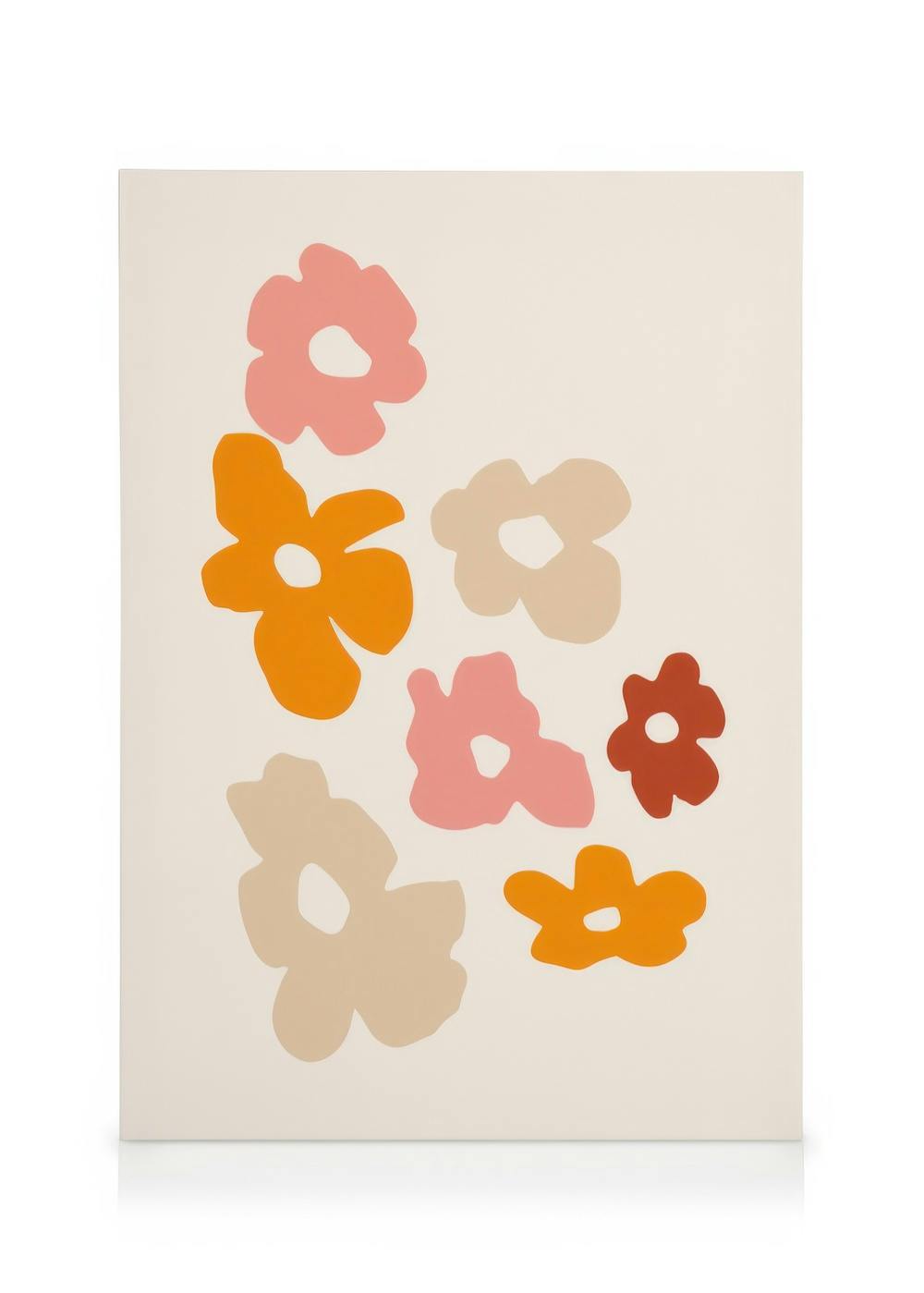 The Floral Cut-Outs Kanvaasi, jossa on leikattuja oransseja, vaaleanpunaisia, beigen ja ruskeita kukkia beigellä pohjalla.