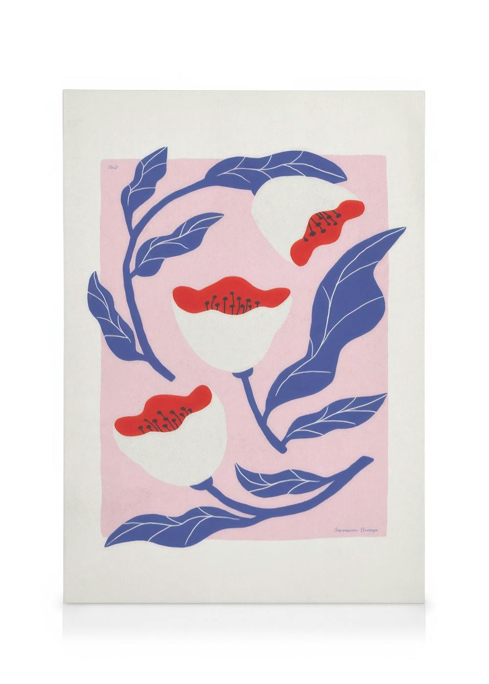 Stampa su tela astratta con fiori bianchi e centri rossi, foglie blu su sfondo rosa. Arte murale floreale moderna.