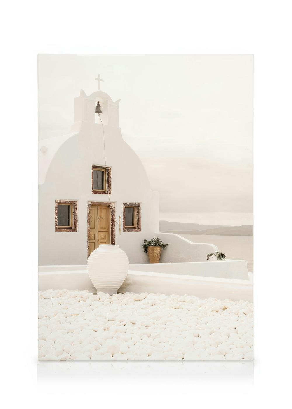 Lienzo de iglesia blanca Santorini con techo curvo, cruz, cielo azul, y plantas verdes