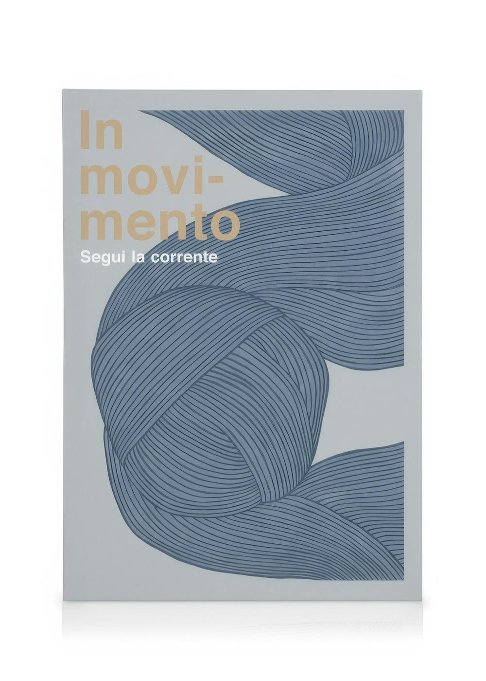 Abstract canvas met blauwe golven en lussen op grijze achtergrond, met goudkleurige tekst In Movimento Segui La Corrente.