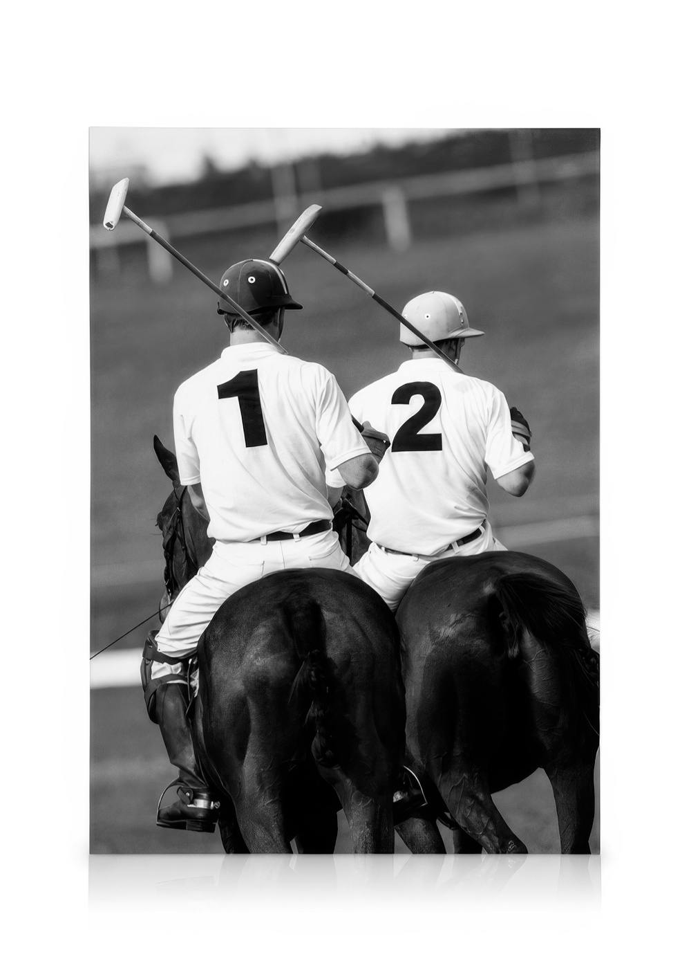 Toile noir et blanc de deux joueurs de polo à cheval vus de dos, maillots numérotés, tenant des massues.