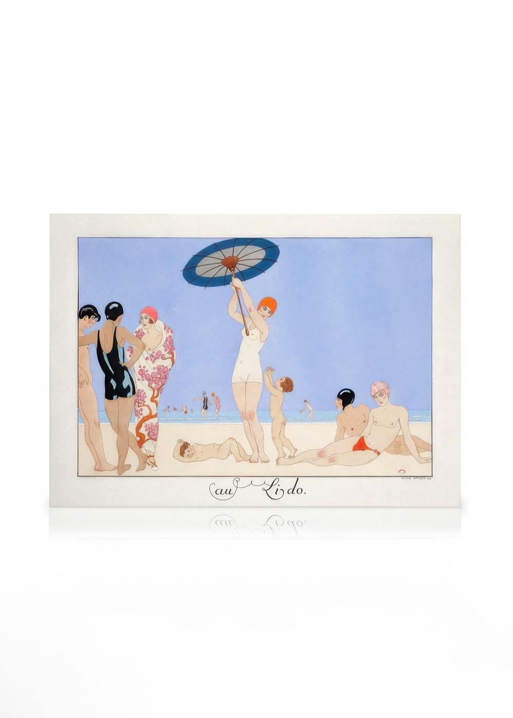 George Barbier Au Lido canvastavla. Människor kopplar av på stranden i mjuka blå, vita och pastellfärger. Strandkonst.