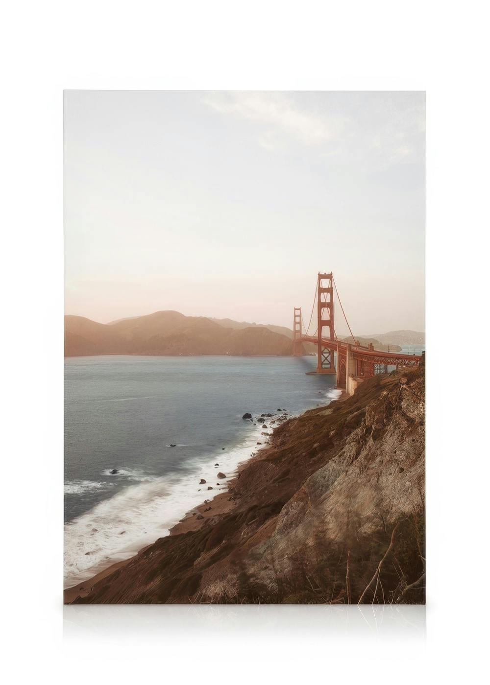 Leinwandbild der Golden Gate Bridge in San Francisco bei Sonnenuntergang, mit Küstenlinie und Meer.