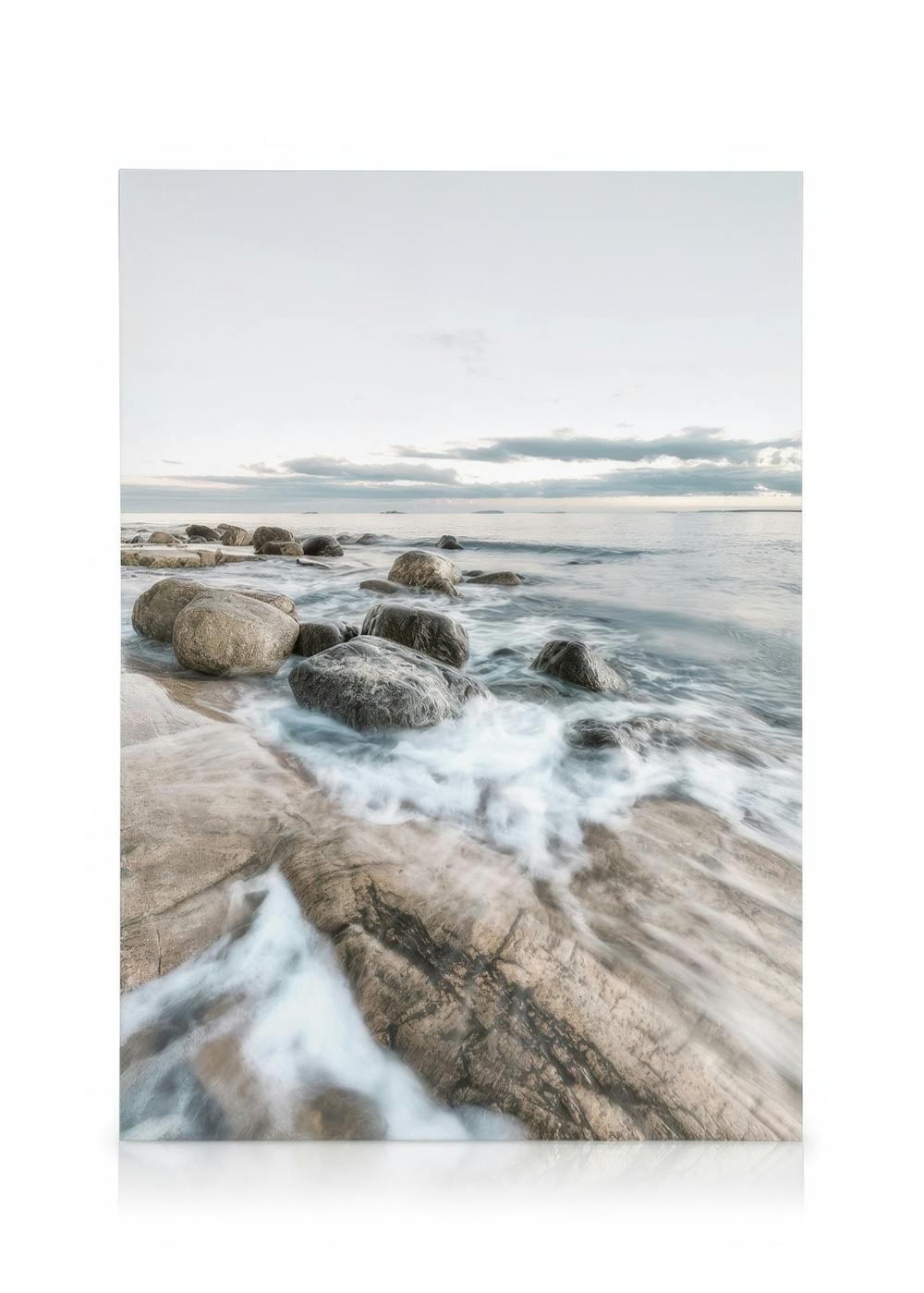 Θαλασσογραφία με ομαλά βράχια και θολά κύματα στην ακτή, γαλήνια ομορφιά