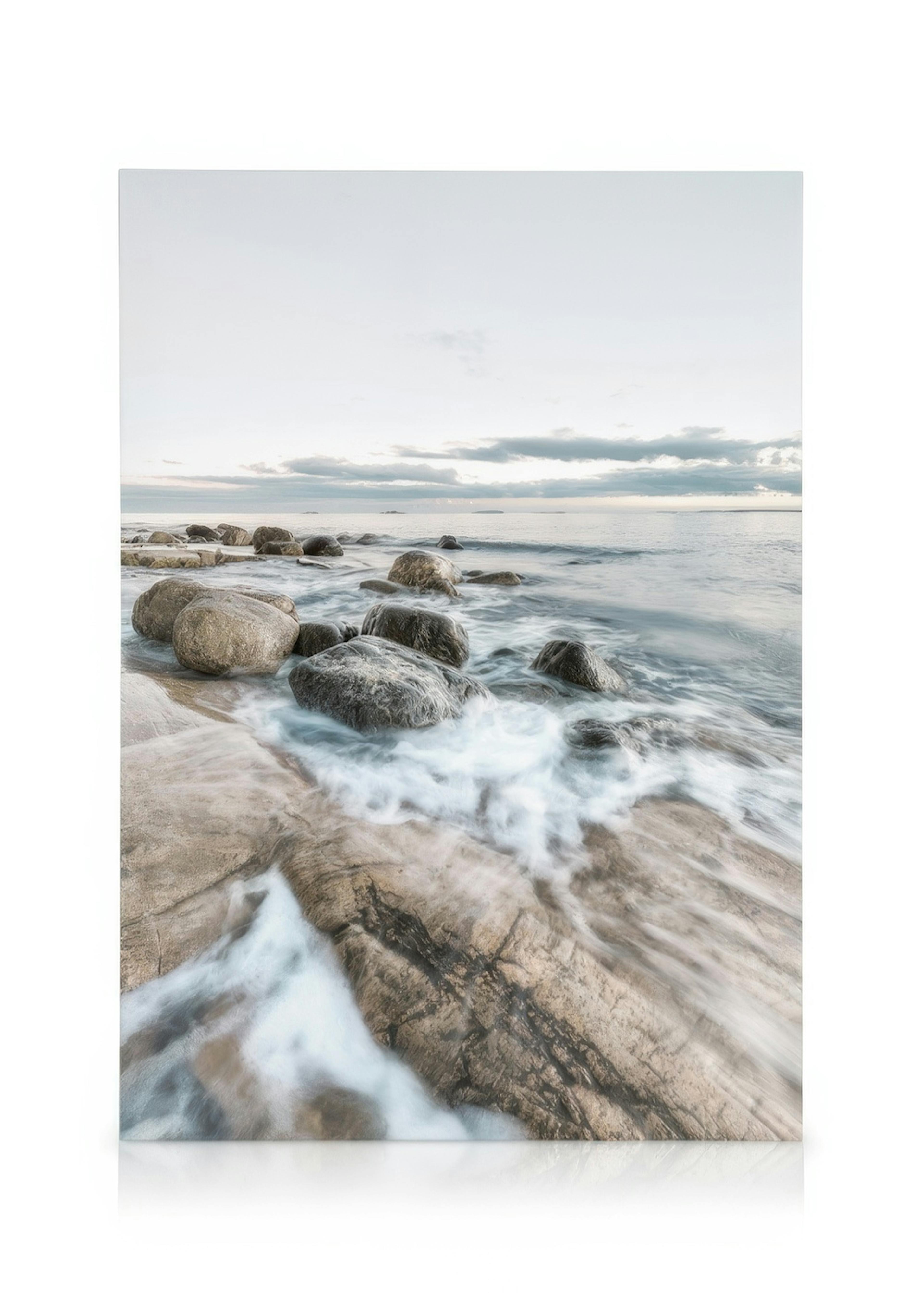 Θαλασσογραφία με ομαλά βράχια και θολά κύματα στην ακτή, γαλήνια ομορφιά