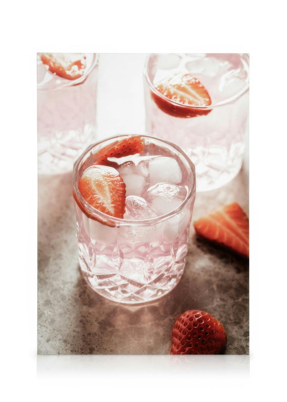 Telas decorativas Strawberry Drink Quadro em tela (50x70 cm - Moldura Preta)