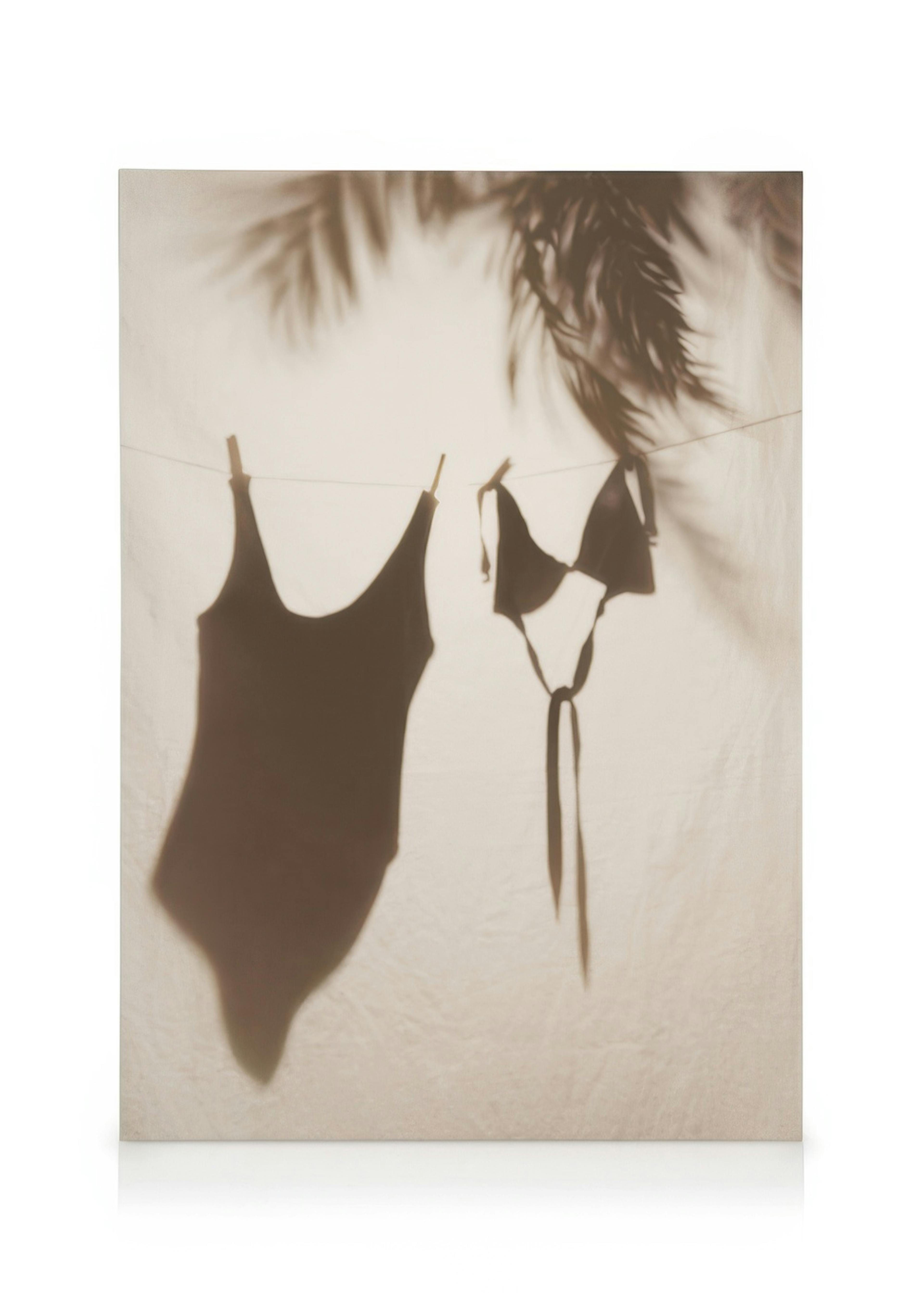 Canvas met schaduwen van badpakken en palmbladeren, tropische sfeer op off-white achtergrond.