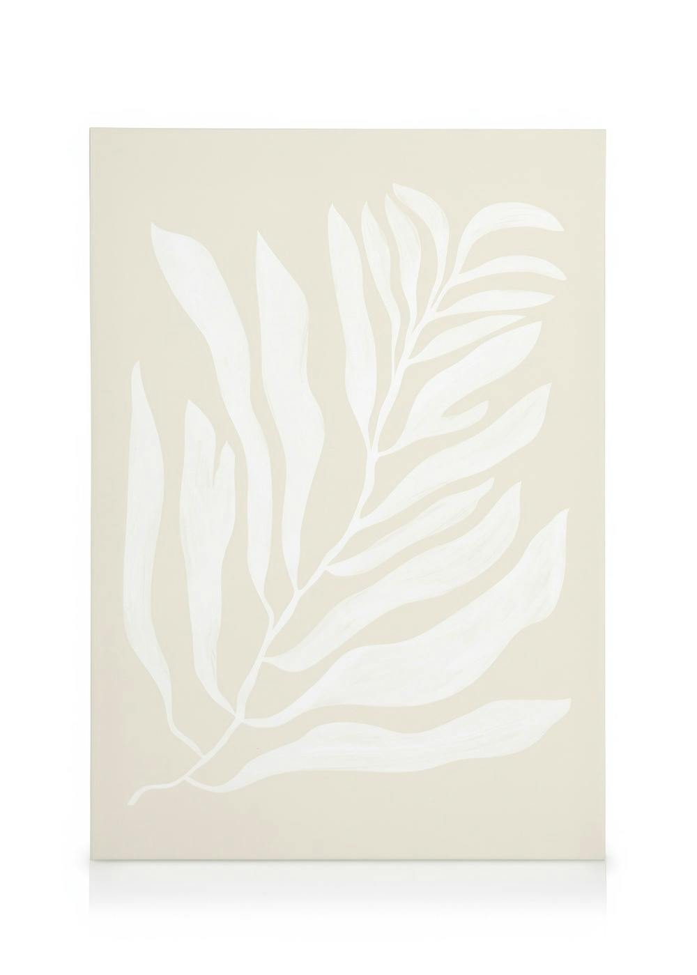 Lienzo botánico con hojas blancas sobre fondo beige, estilo minimalista.