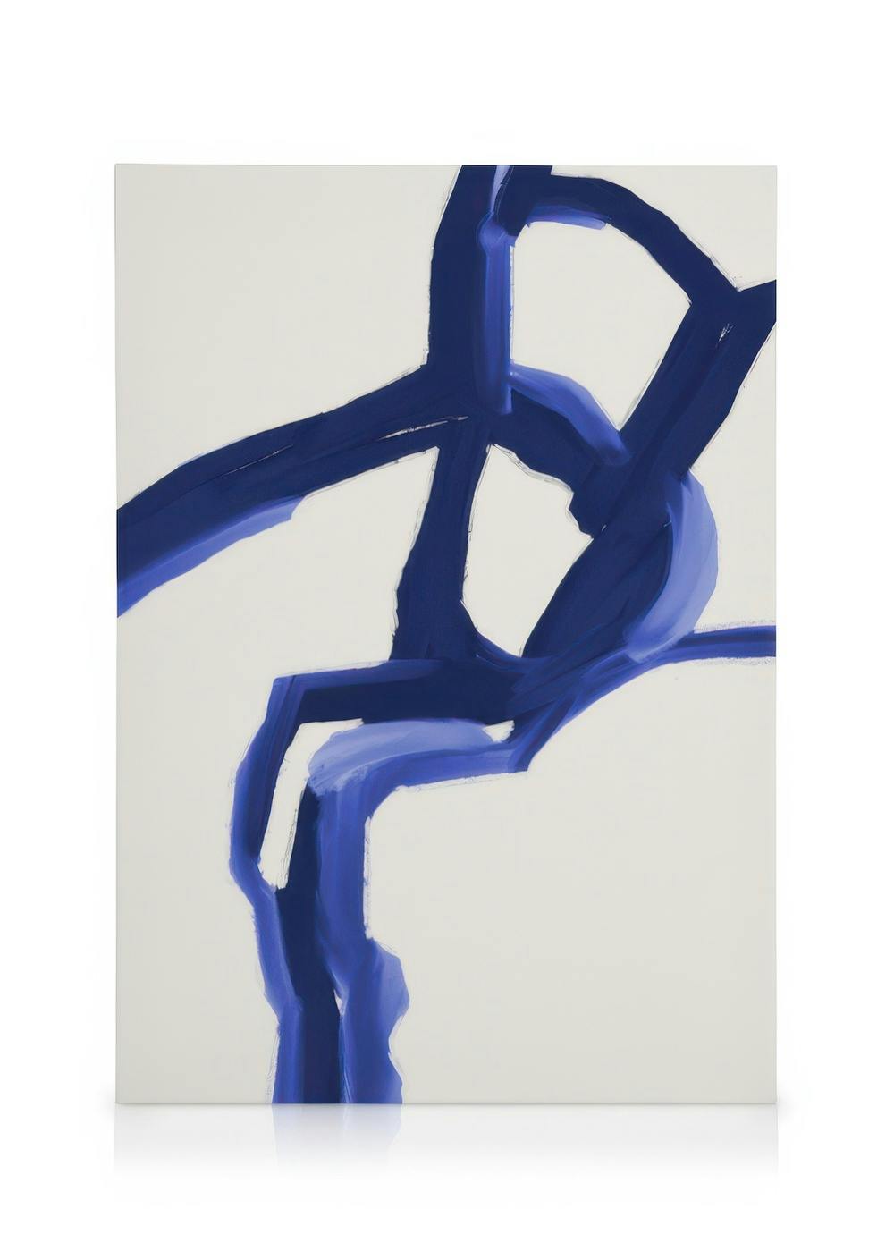 Toile abstraite Indigo No1 avec coups de pinceau bleus interconnectés sur fond blanc, texture visible, typographie moderne.