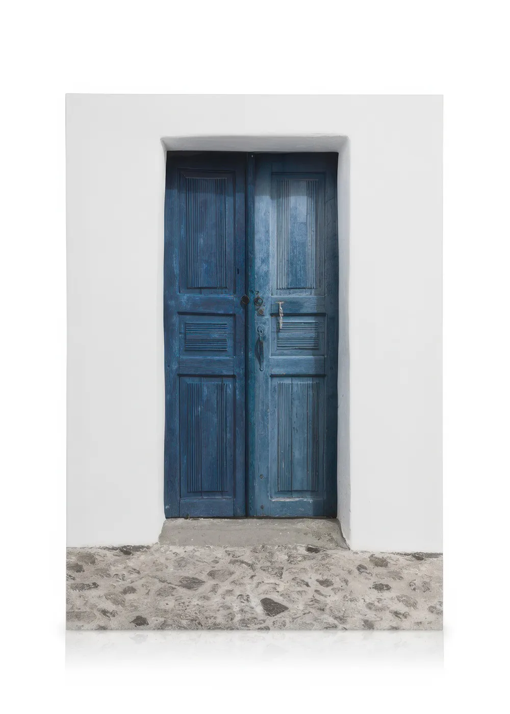 Toile de porte bleue vieillie sur mur blanc, typographie Oia