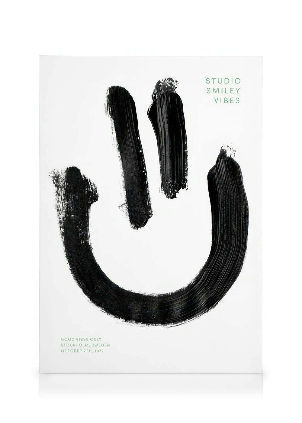 Smiley Vibe Leinwandbild mit schwarzem, handgemaltem Smiley-Gesicht auf weißem Hintergrund, minimalistisches Design.