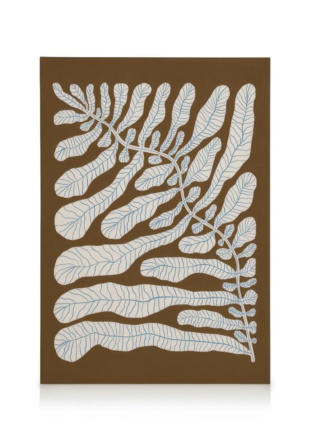 Καμβάς με καφέ φόντο και σχέδιο φύλλων σε ανοιχτόχρωμες αποχρώσεις.