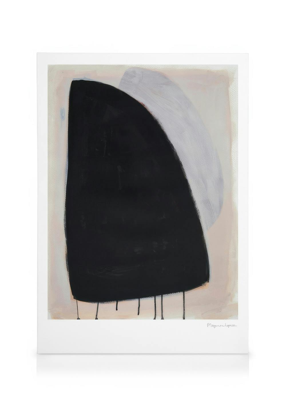 Canvas met grote zwarte abstracte vorm en dunne witte gebogen lijn op lichtbeige achtergrond. Moderne wanddecoratie.