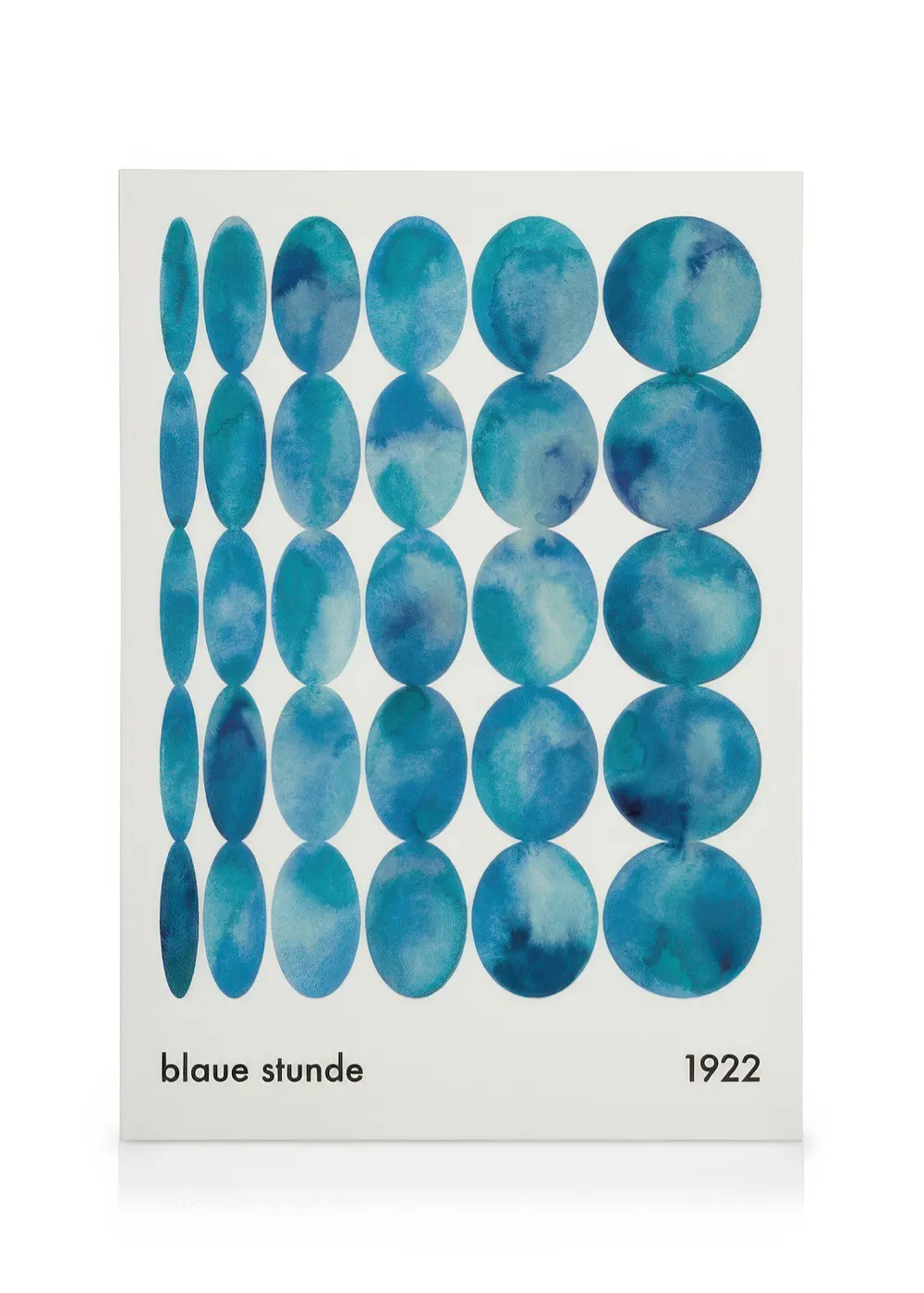 Stampa su tela Blaue Stunde con cerchi blu acquerello in cinque colonne su sfondo bianco.