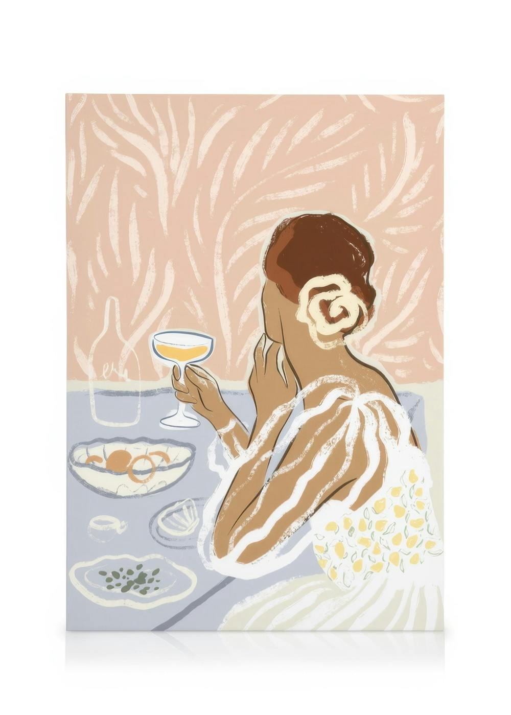 Obraz na płótnie: kobieta w białej sukience z żółtymi detalami, siedząca przy stole z napojem i jedzeniem, różowe tło. Sztuka il