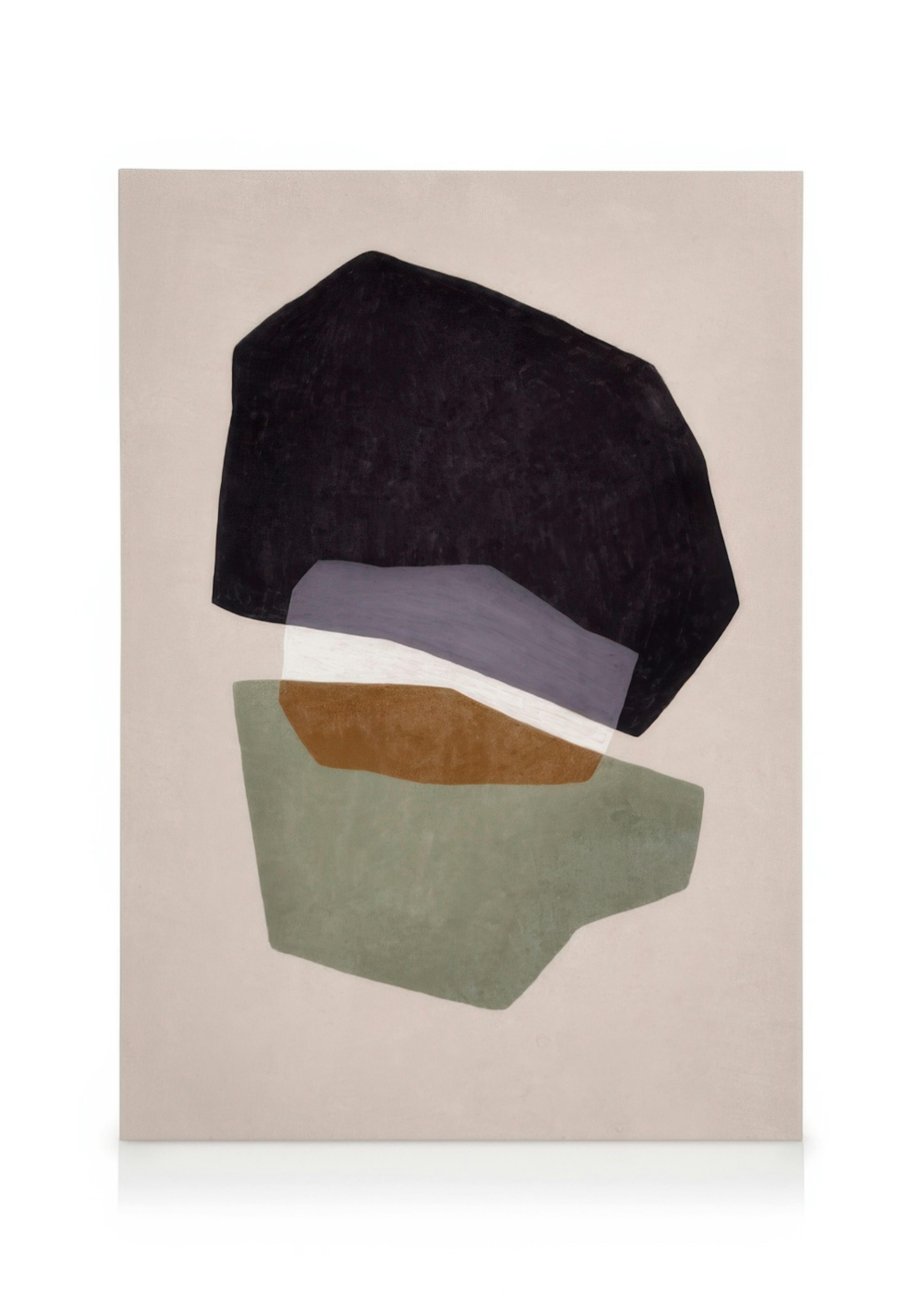 Lerret med abstrakte former i mørkeblå, grå, brun og grønn, med grove kanter på lys bakgrunn.