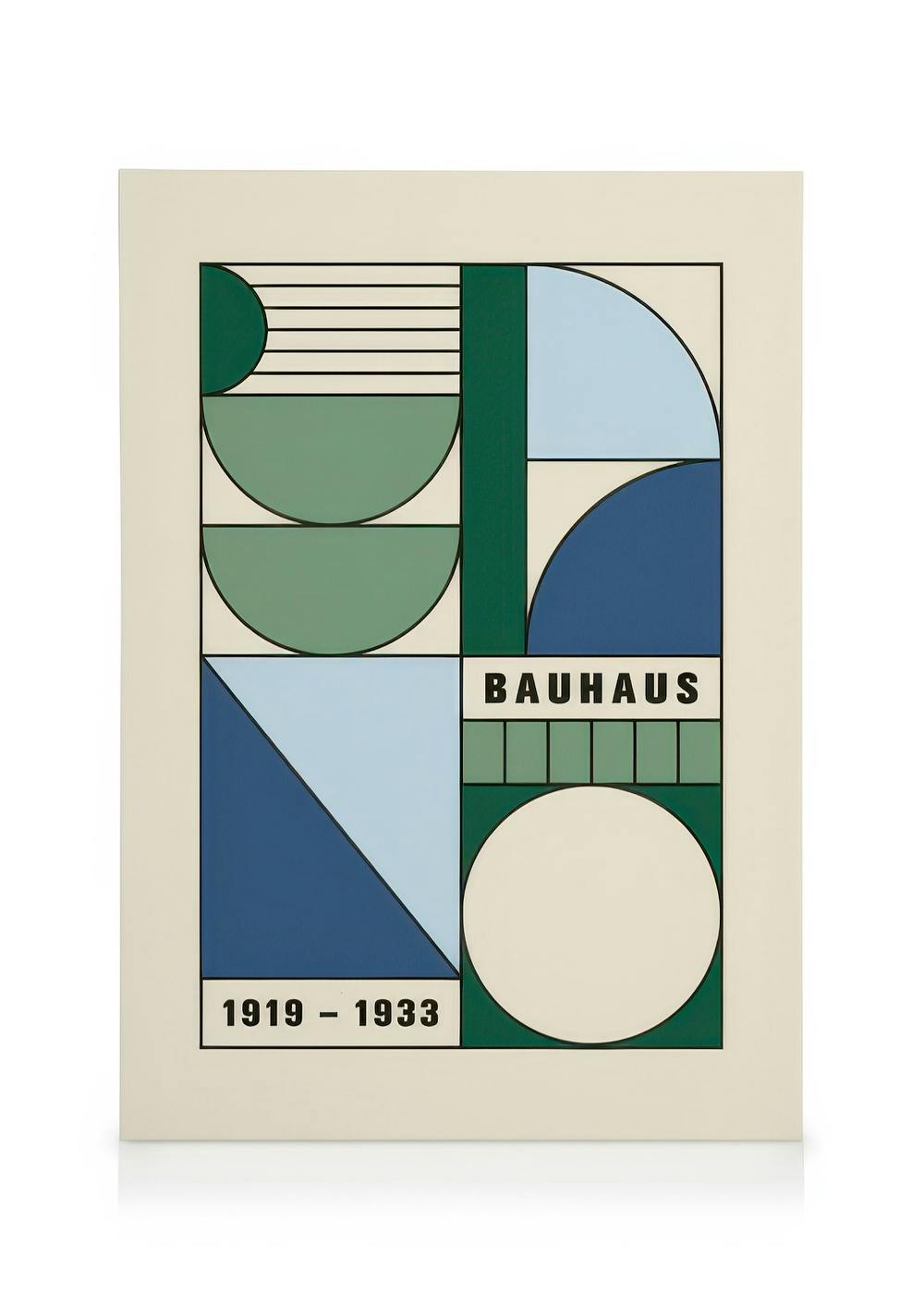 Plátno s Bauhaus kompozicí: geometrické tvary v odstínech modré a zelené, s textem Bauhaus a daty.