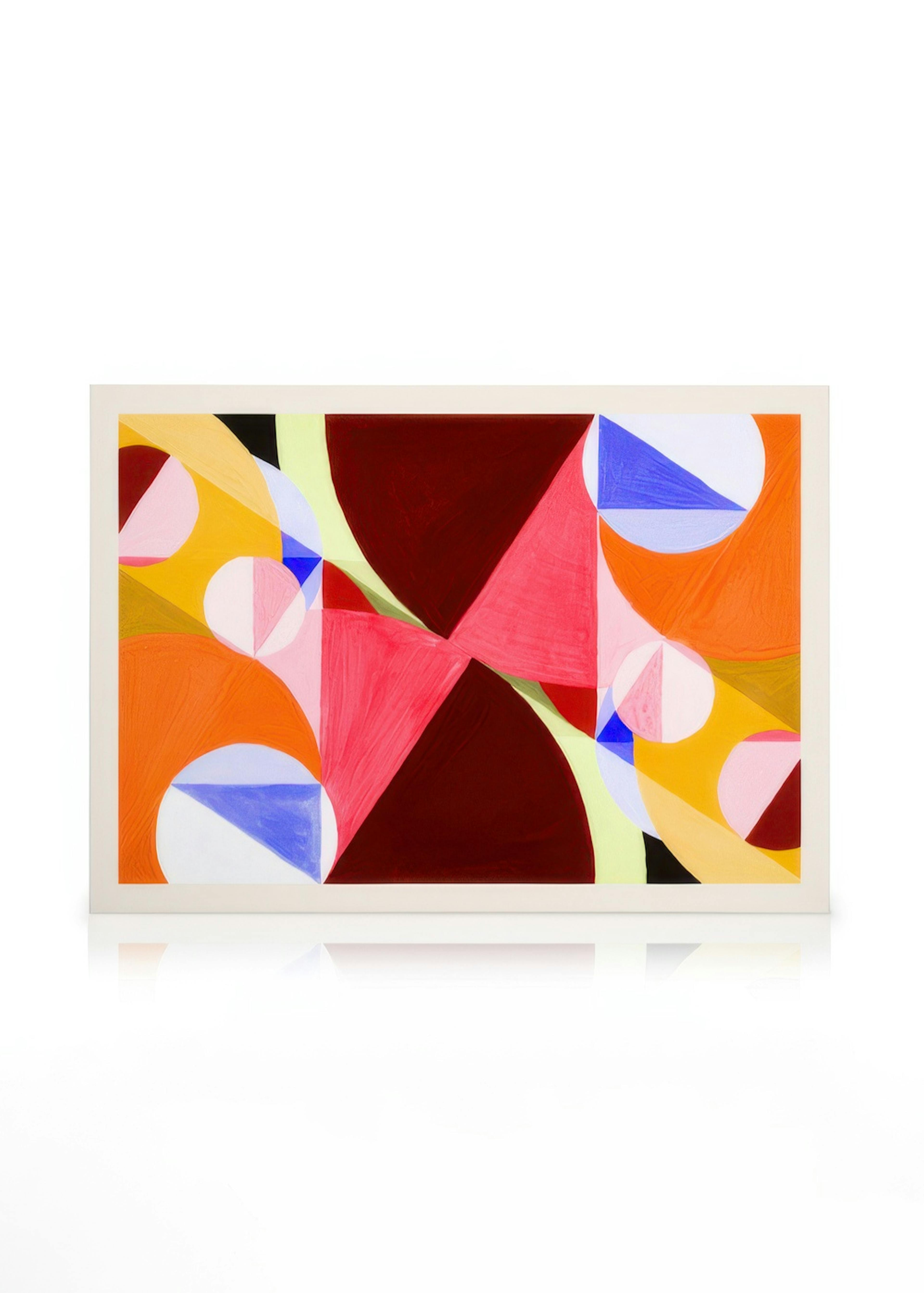Stampa su tela con forme geometriche astratte rosse, gialle e blu, appesa sopra una panca in un soggiorno moderno.