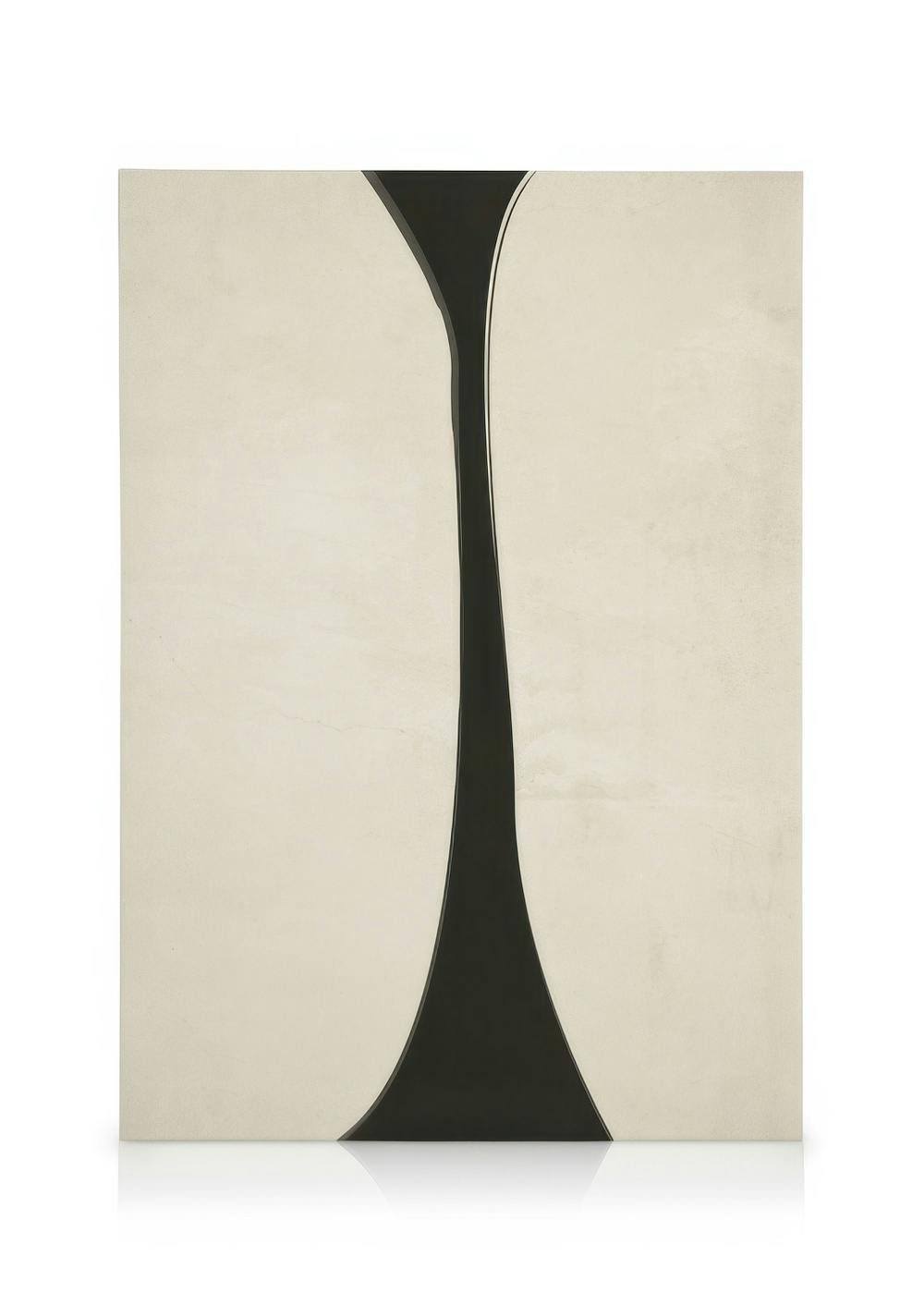 Czarna sylwetka w kształcie wazonu z wąską szyjką i szeroką podstawą na beżowym tle, sztuka ścienna