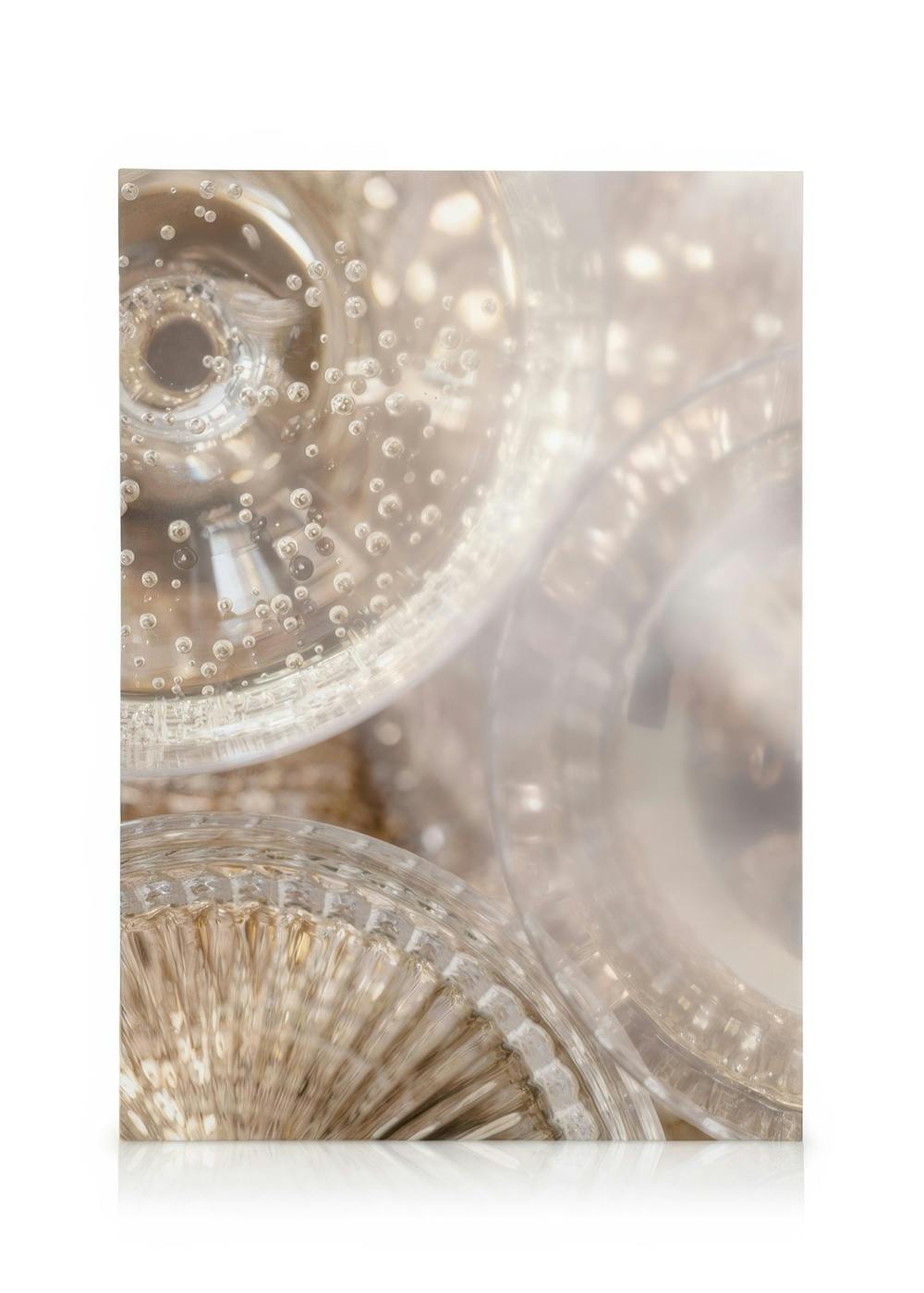 Toile de boisson pétillante, des bulles dans des verres clairs, tons doux de blanc et de beige