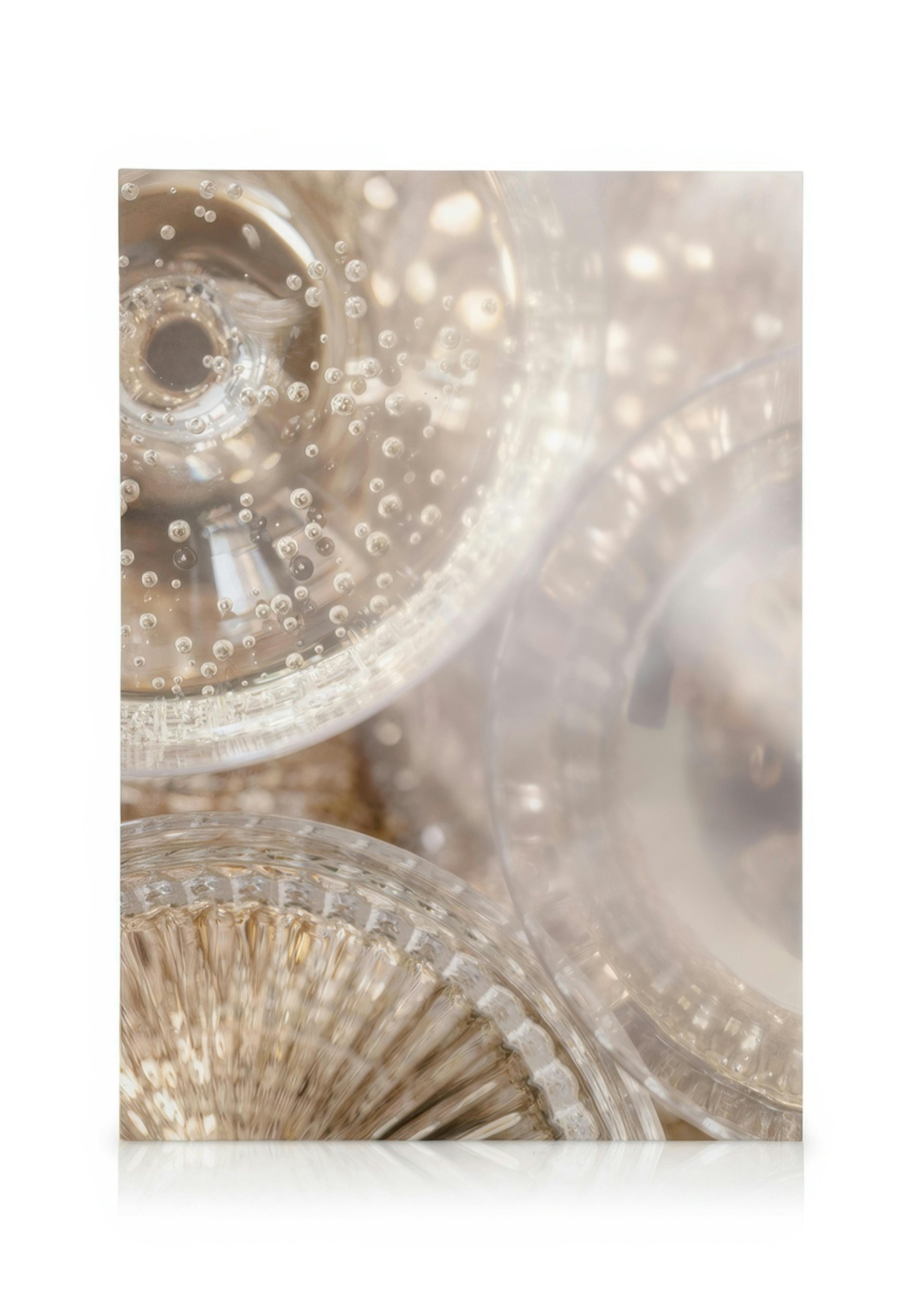 Toile de boisson pétillante, des bulles dans des verres clairs, tons doux de blanc et de beige