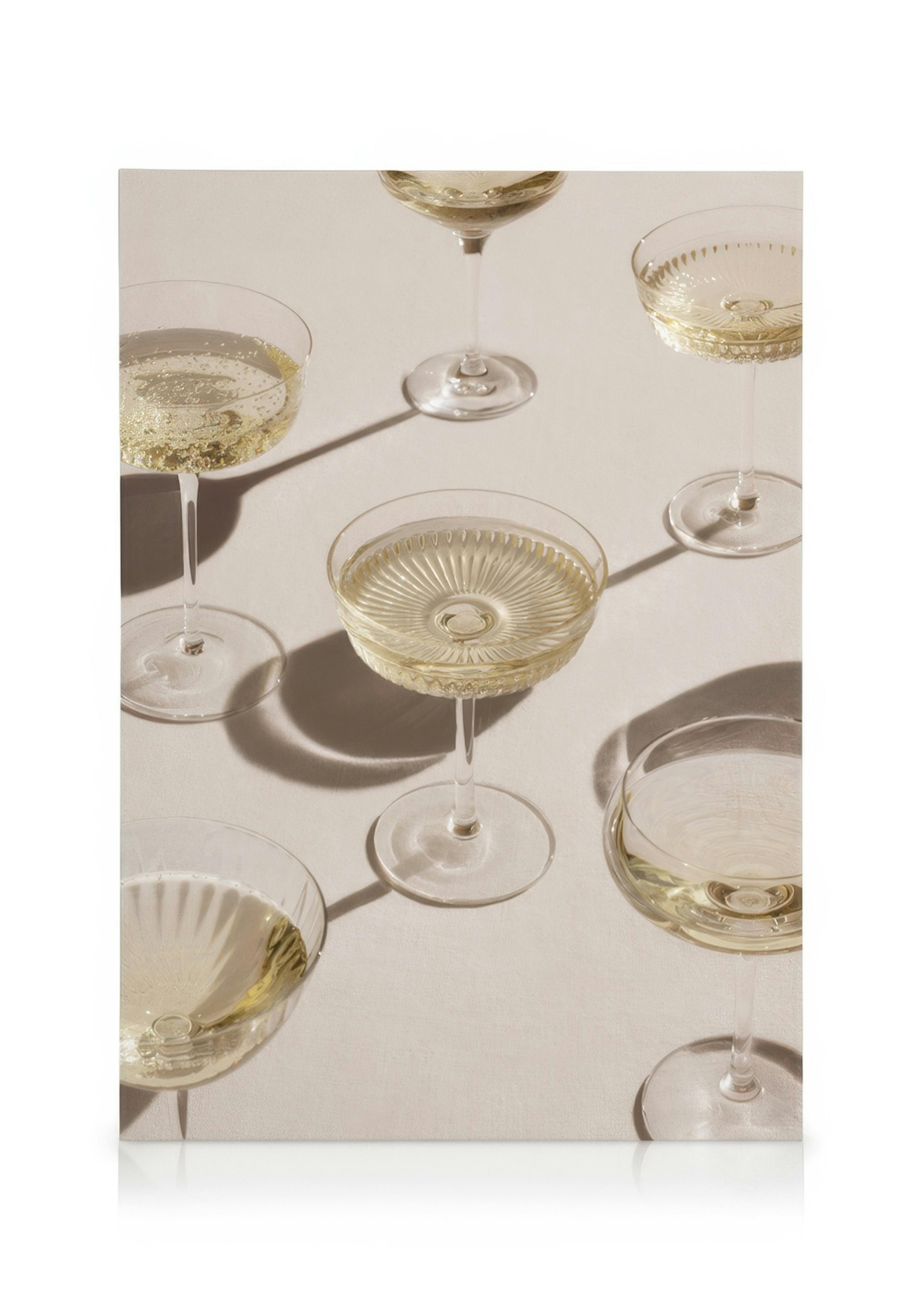 Champagneglass med gyllen drikke og bobler, elegant stemning på lerretsbilde.