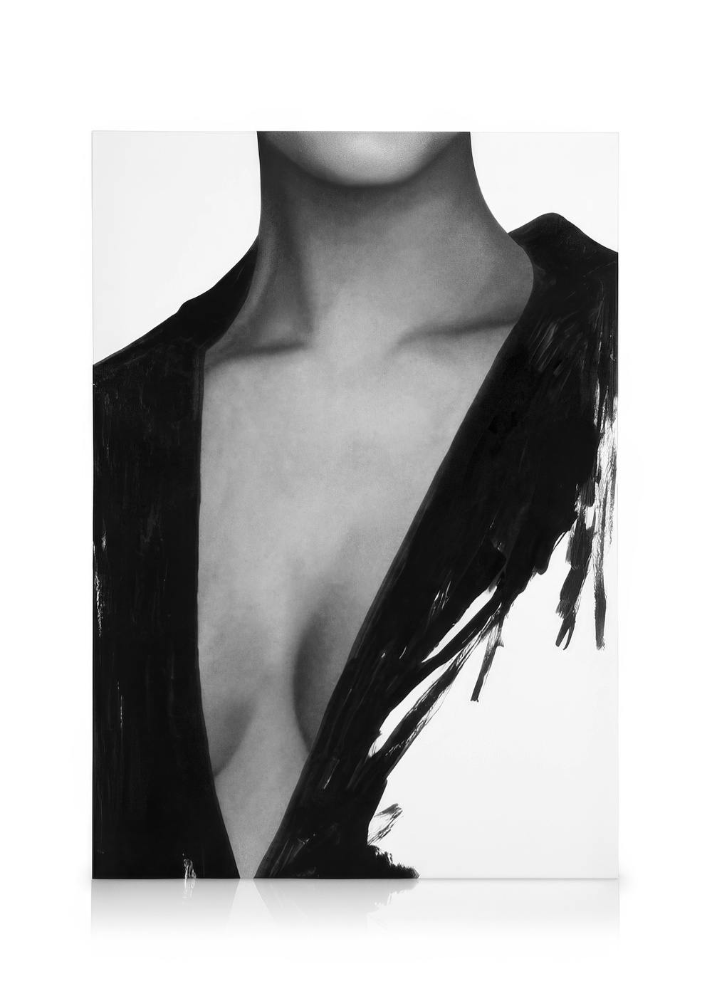 Schwarz-weißes Leinwandbild einer Frau mit nacktem Oberkörper und abstraktem schwarzen Pinselstrich, der ein Jackett darstellt.
